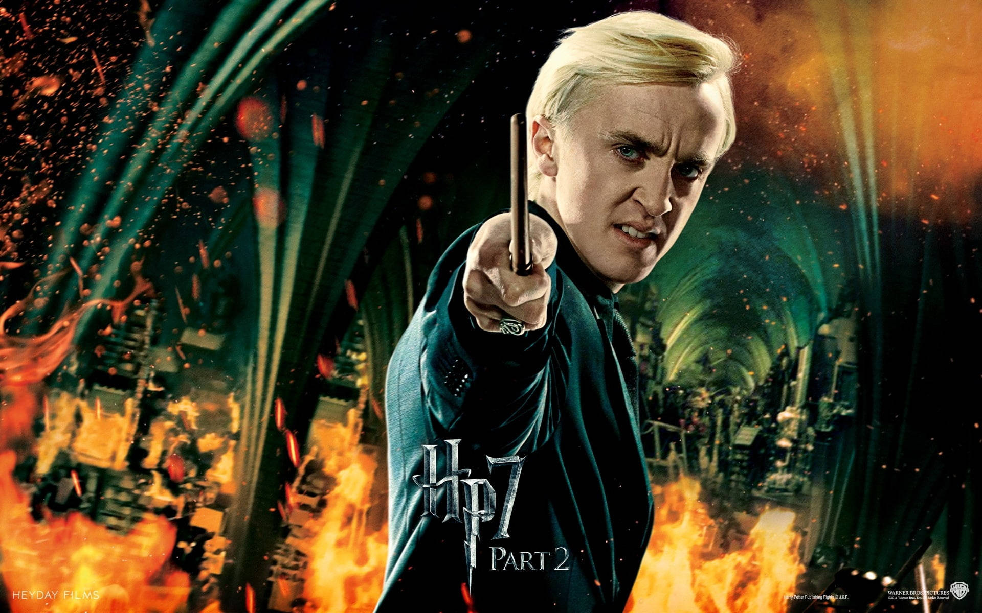 draco 桌布 壁紙 — Draco Malfoy 表情兇狠地將魔杖指向前方，身後黑暗的魔法走廊中爆發著熾熱的爆炸。