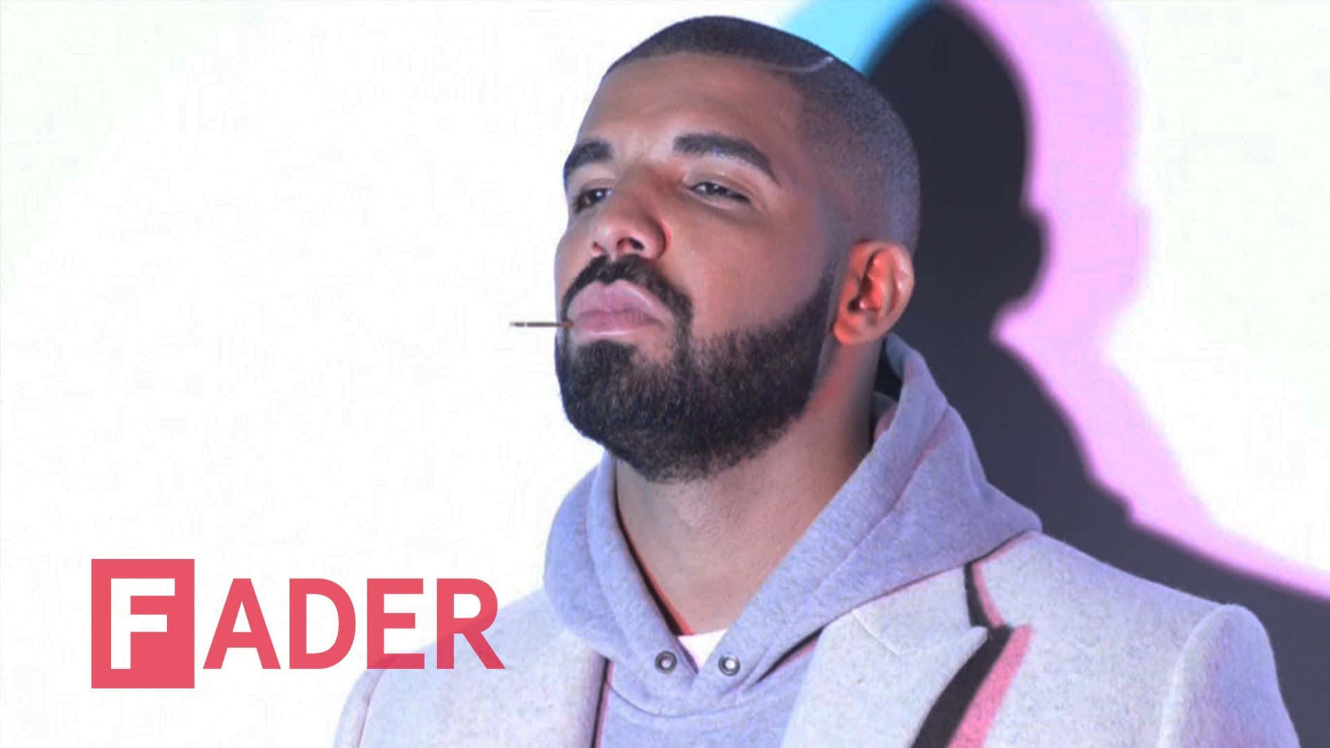 Drake 桌布 壁紙 — Drake 叼著煙，身穿灰色連帽上衣，背景色彩繽紛。