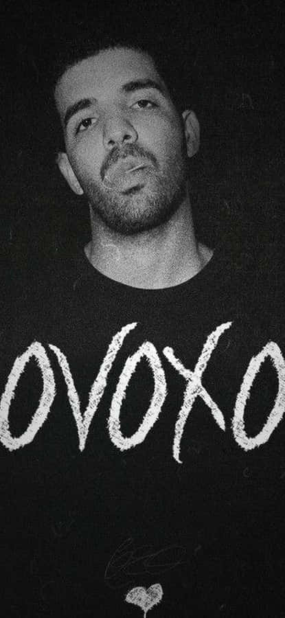 Aesthetic Drake 桌布 壁紙 — Drake 向上看的黑白肖像，襯衫上帶有粗體白色「OVOXO」圖案。