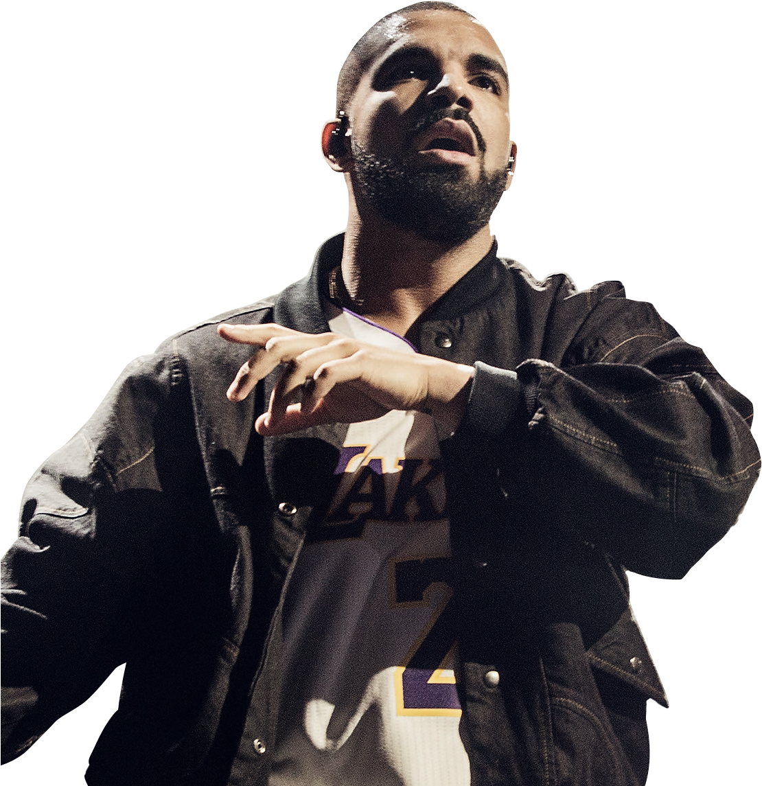 artist 桌布 壁紙 — Drake 在舞台上表演，身穿湖人隊球衣，外搭黑色外套，在戲劇性的聚光燈下。