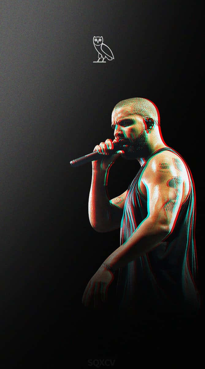 Ovoxo 桌布 壁紙 — Drake 在黑色背景前，於戲劇性的紅色和青色燈光下，手持麥克風在舞台上表演。