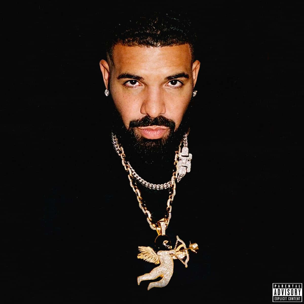 Drake 桌布 壁紙 — Drake 在黑色背景前凝視，戴著多層金鏈和鑲鑽珠寶。