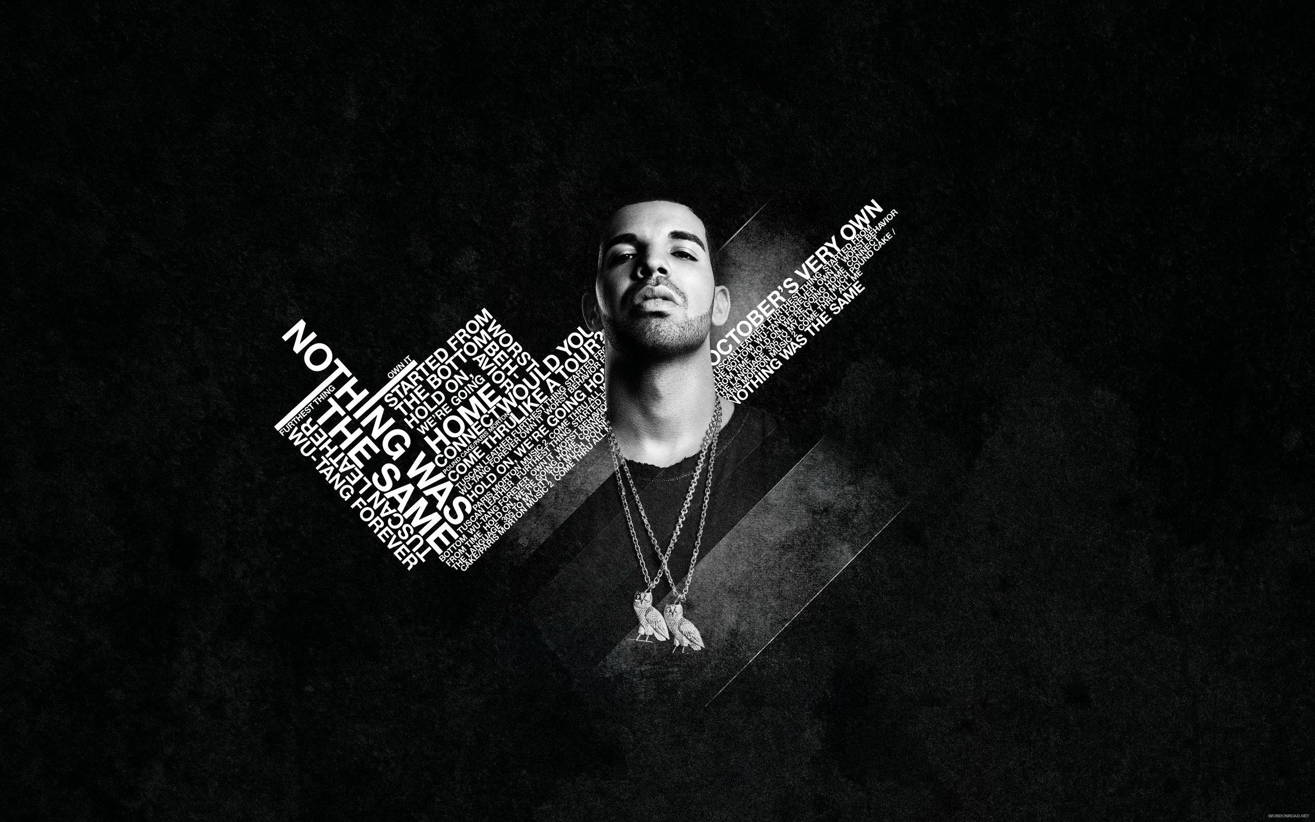 Drake 桌布 壁紙 — Drake 的黑白肖像，文字藝術在他的頭部周圍形成鑽石形狀，背景為深色紋理。