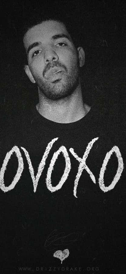 Aesthetic Drake 桌布 壁紙 — Drake 的黑白肖像，身穿印有粗體塗鴉風格字樣 'OVOXO' 的襯衫。