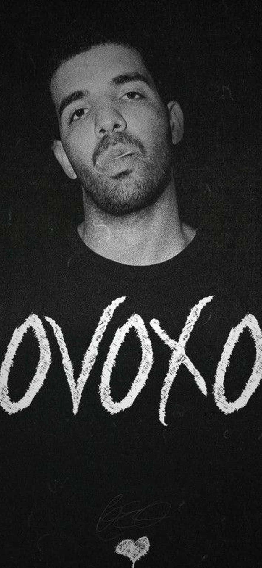 Aesthetic Drake 桌布 壁紙 — Drake 穿著帶有粗體白色塗鴉文字襯衫的黑白肖像。
