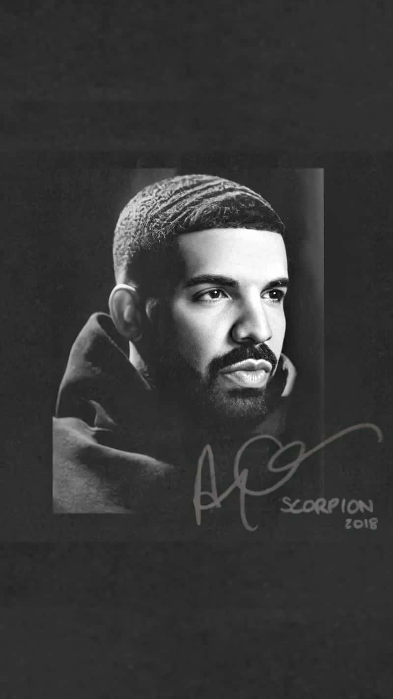 Aesthetic Drake 桌布 壁紙 — Drake 穿著連帽衫的黑白肖像，下方有他的簽名和「Scorpion 2018」。