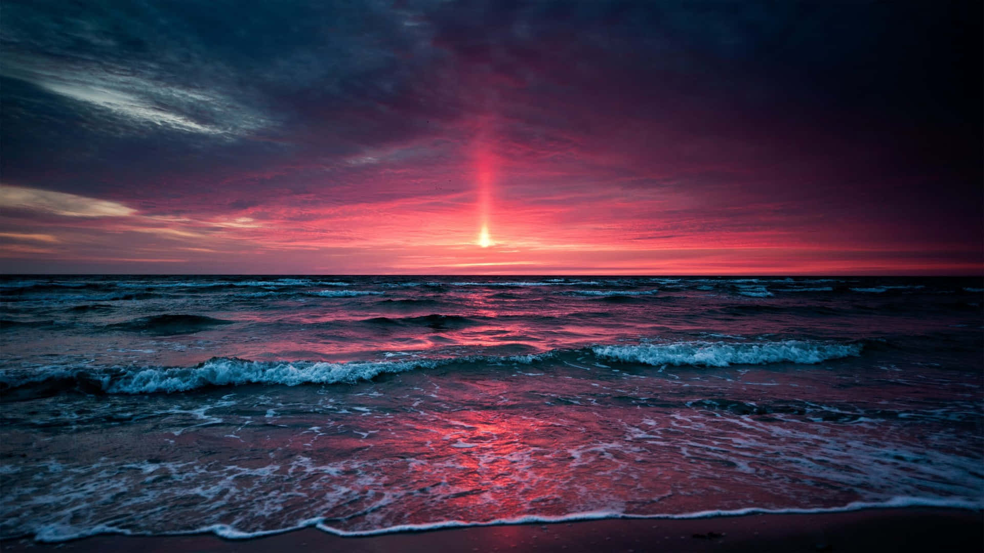 日落時分的海浪，天空呈現鮮豔的紅色和烏雲。 — 日落 壁紙