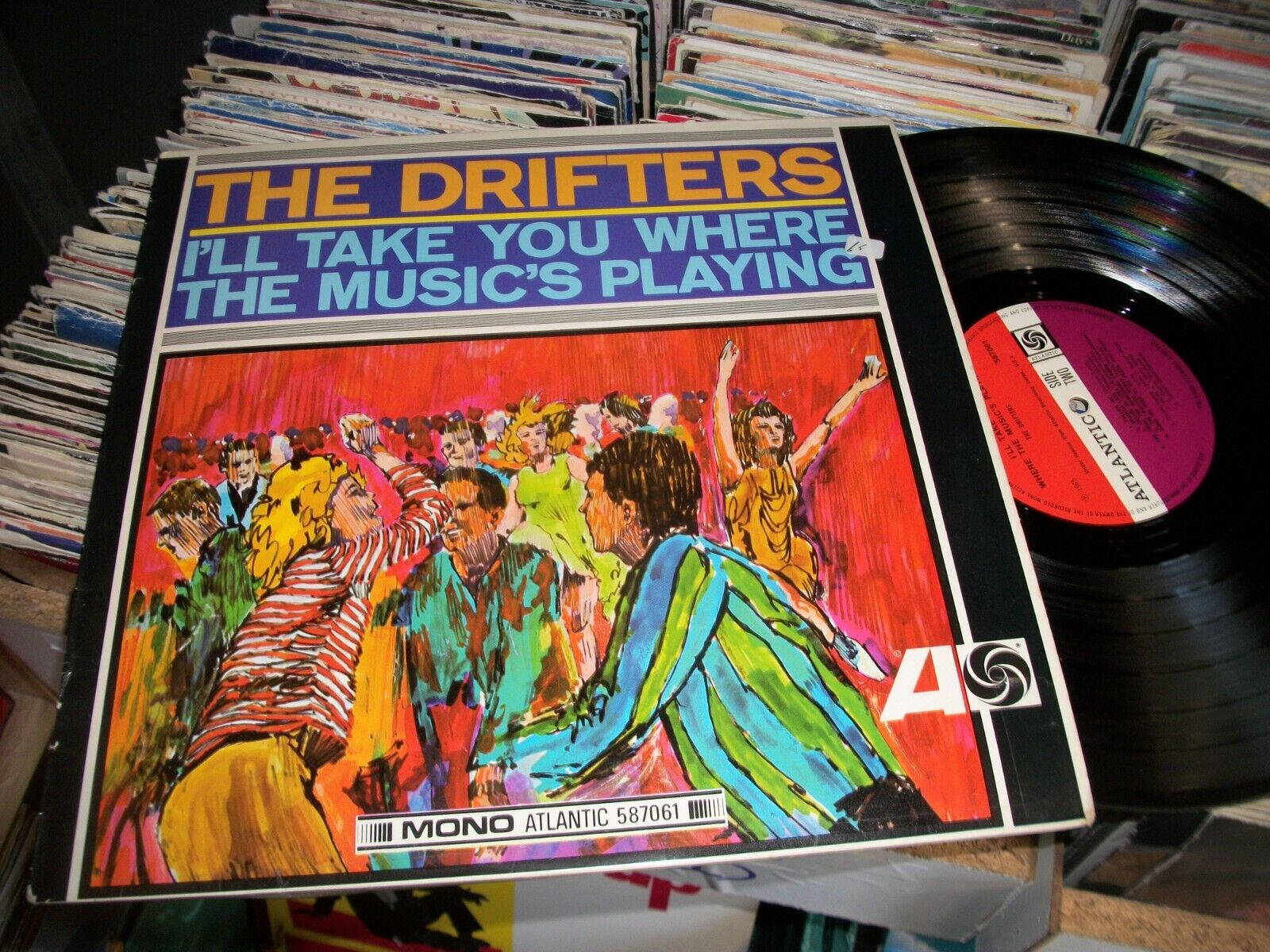音樂 桌布 壁紙 — Drifters 黑膠唱片封套上充滿活力的復古插圖，顯示人群在火紅背景下充滿活力地跳舞。