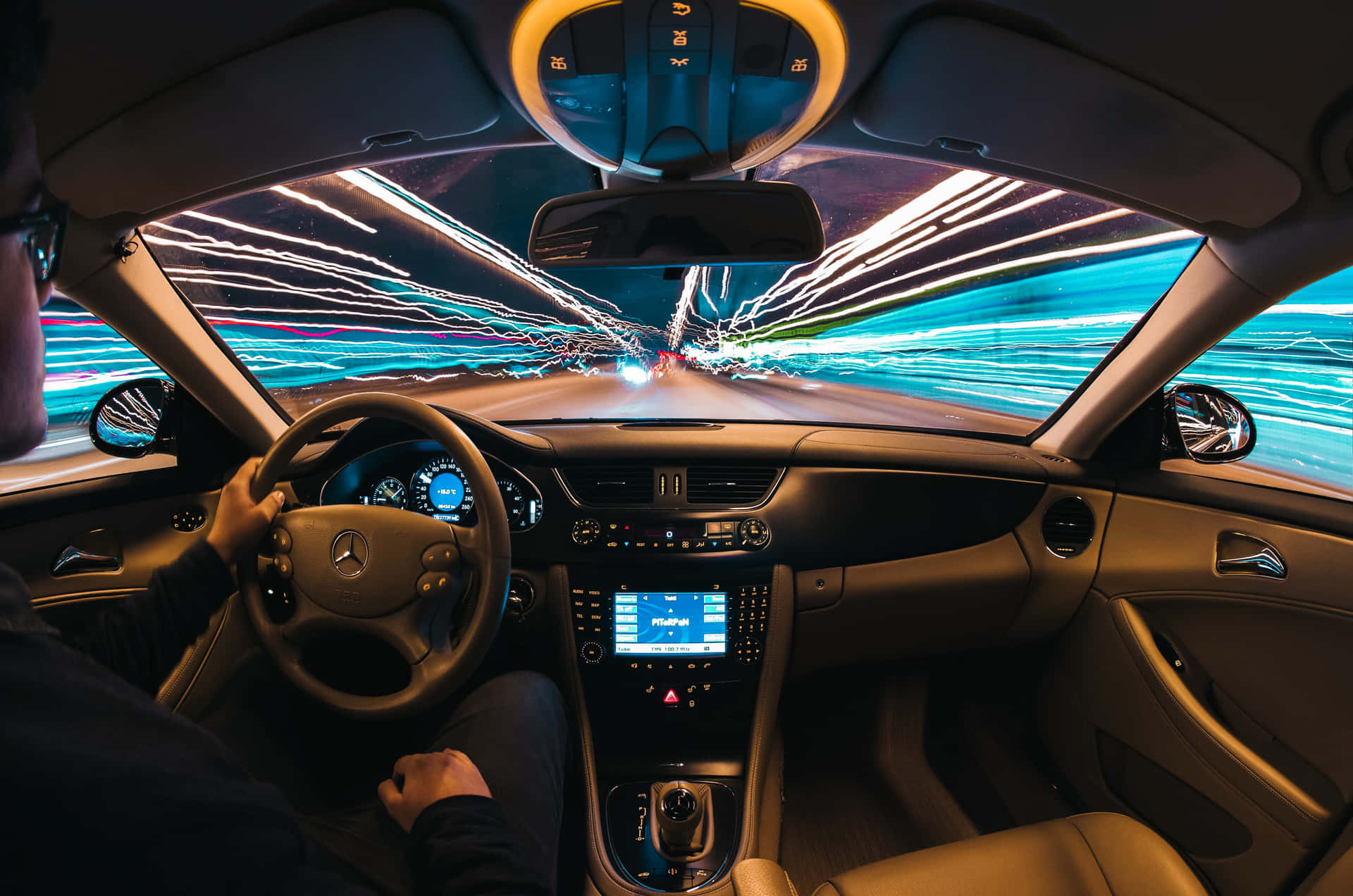 夜間駕車，擋風玻璃上光條掠過 — 車內 壁紙