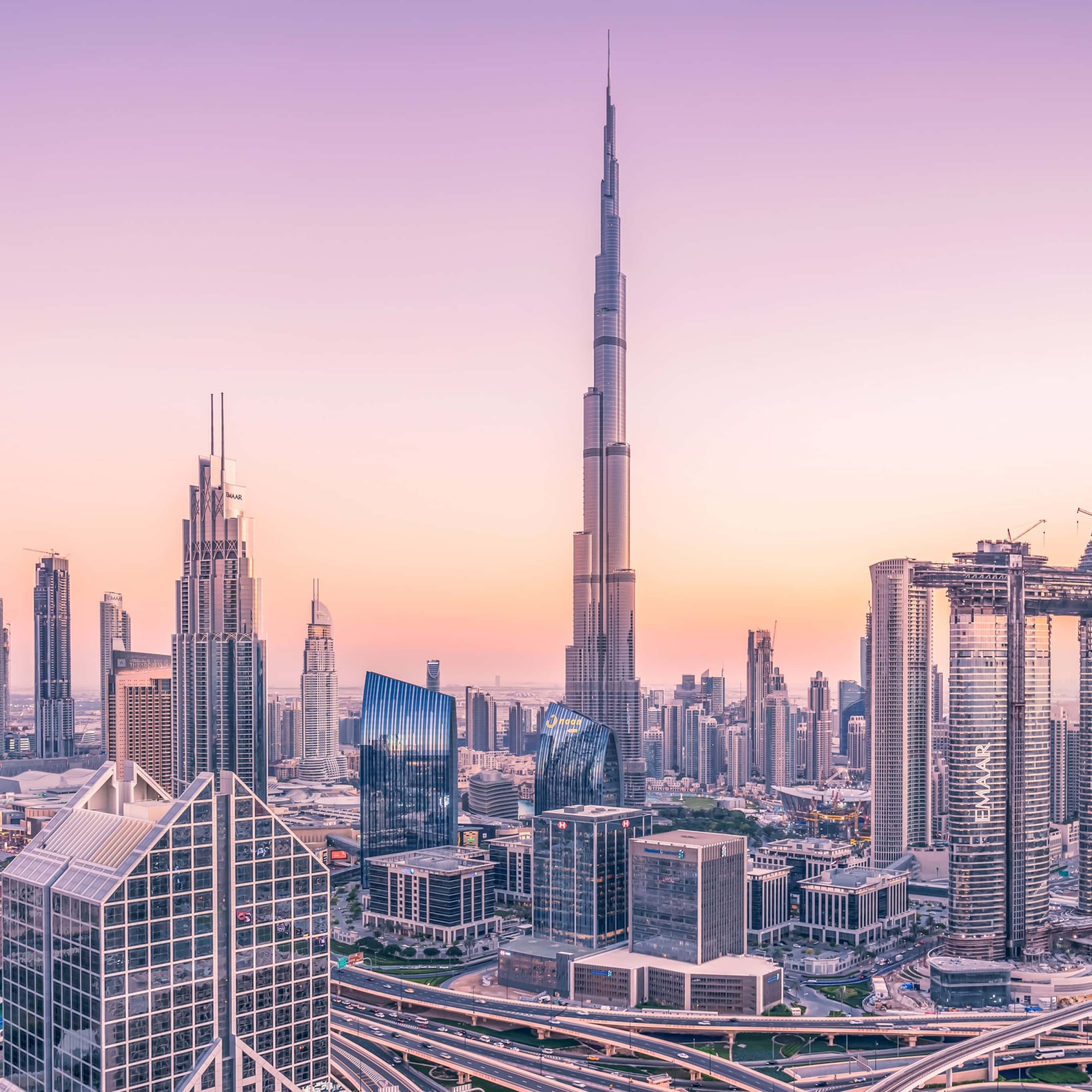 Burj Khalifa 桌布 壁紙 — 杜拜天際線的壯麗日落景觀，以哈里發塔和現代玻璃摩天大樓為主導。