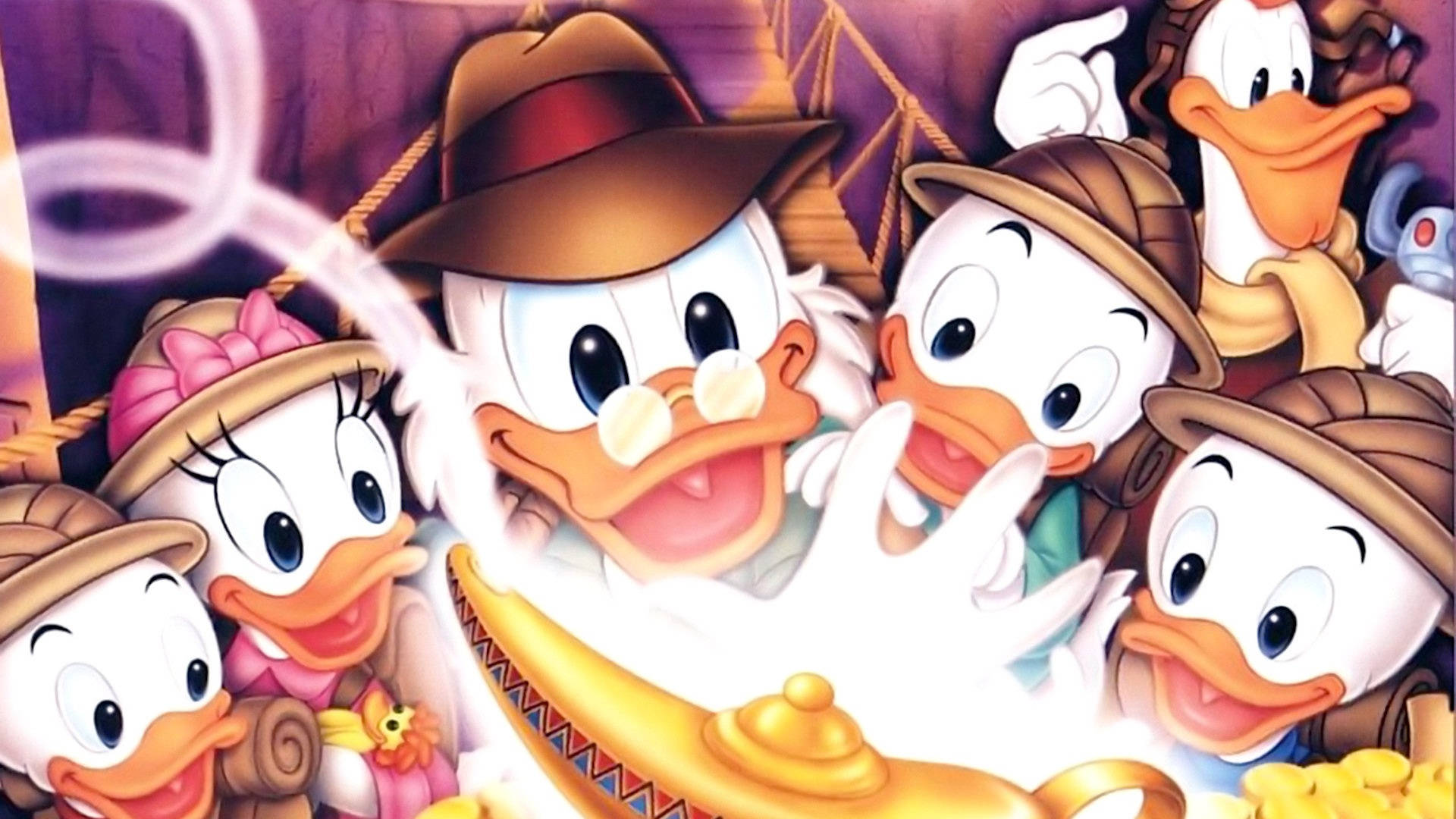 Scrooge 桌布 壁紙 — DuckTales 的探險家帽團隊在充滿寶藏的洞穴中興奮地圍著一盞發光的神燈。