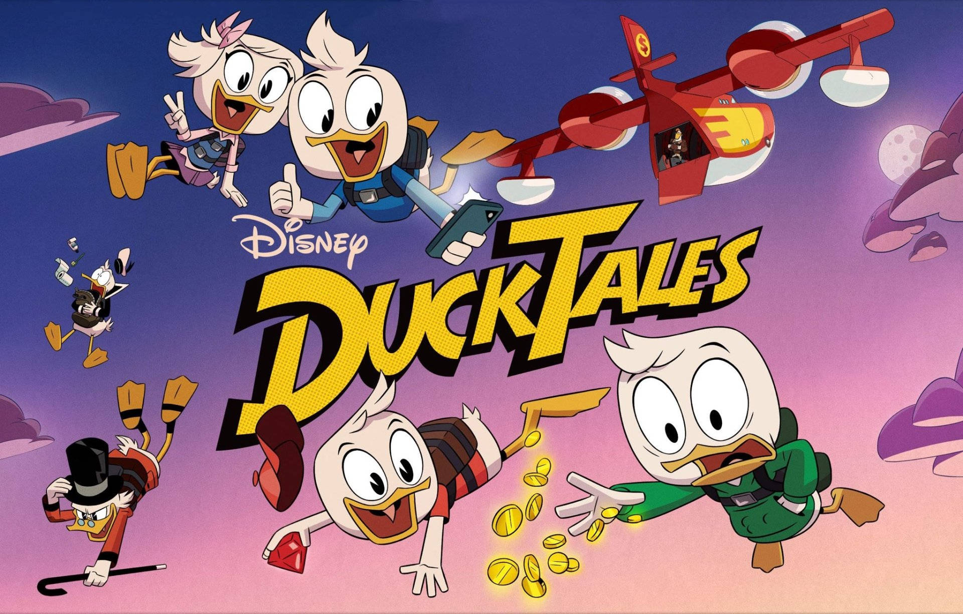 唐老鴨俱樂部 桌布 壁紙 — DuckTales 角色在紫色日落背景下，與紅色飛機和掉落的金幣一起翱翔於充滿活力的天空。