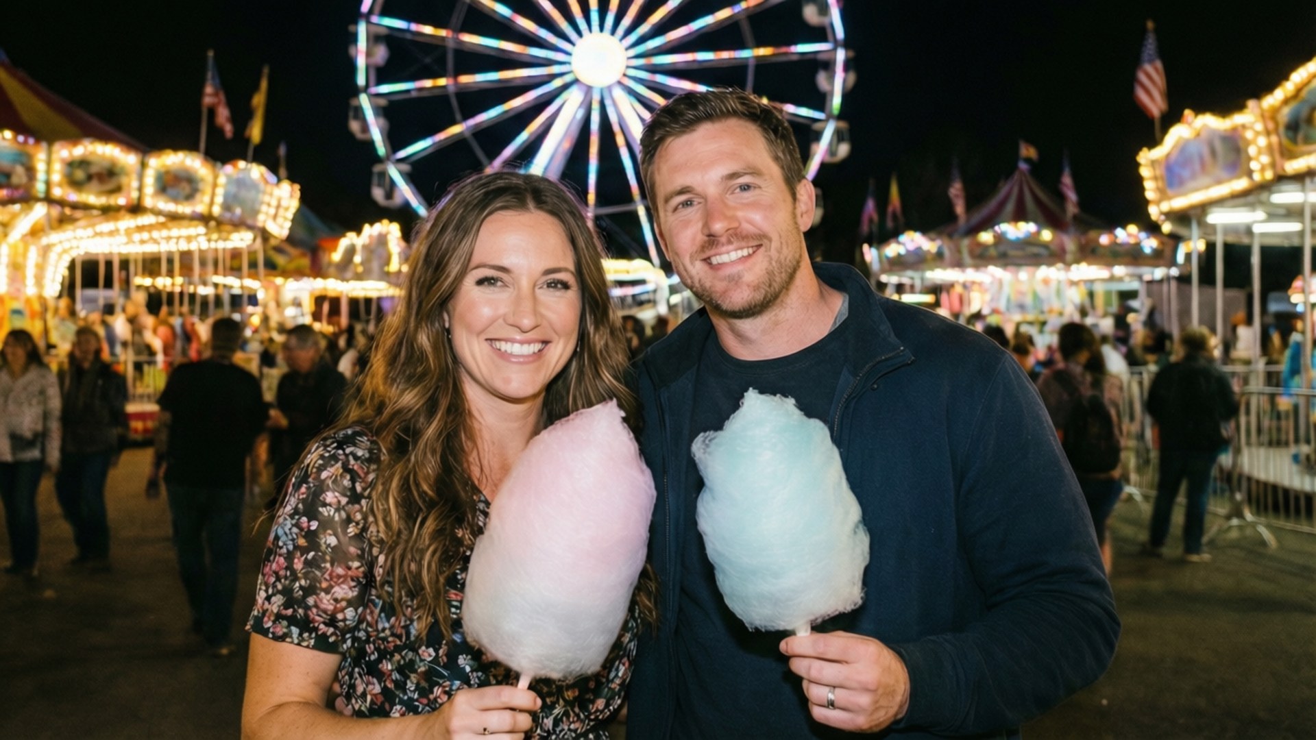 Carnival Date 壁紙 — 一對微笑的情侶在明亮的摩天輪前拿著粉紅色和藍色的棉花糖，背景是熱鬧的夜間嘉年華。