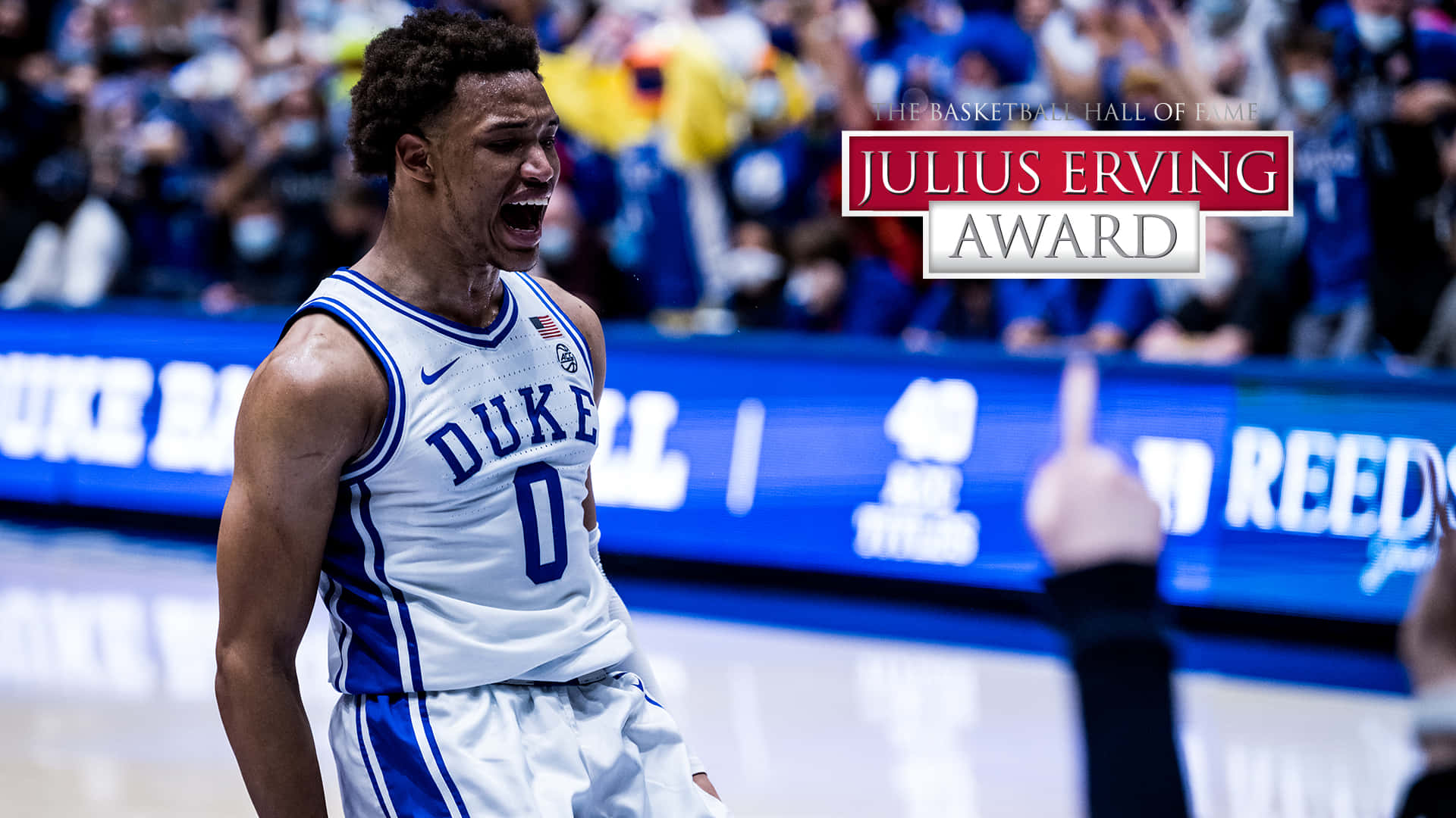 杜克大學籃球運動員在球場上慶祝贏得 Julius Erving 獎。 — NBA 壁紙