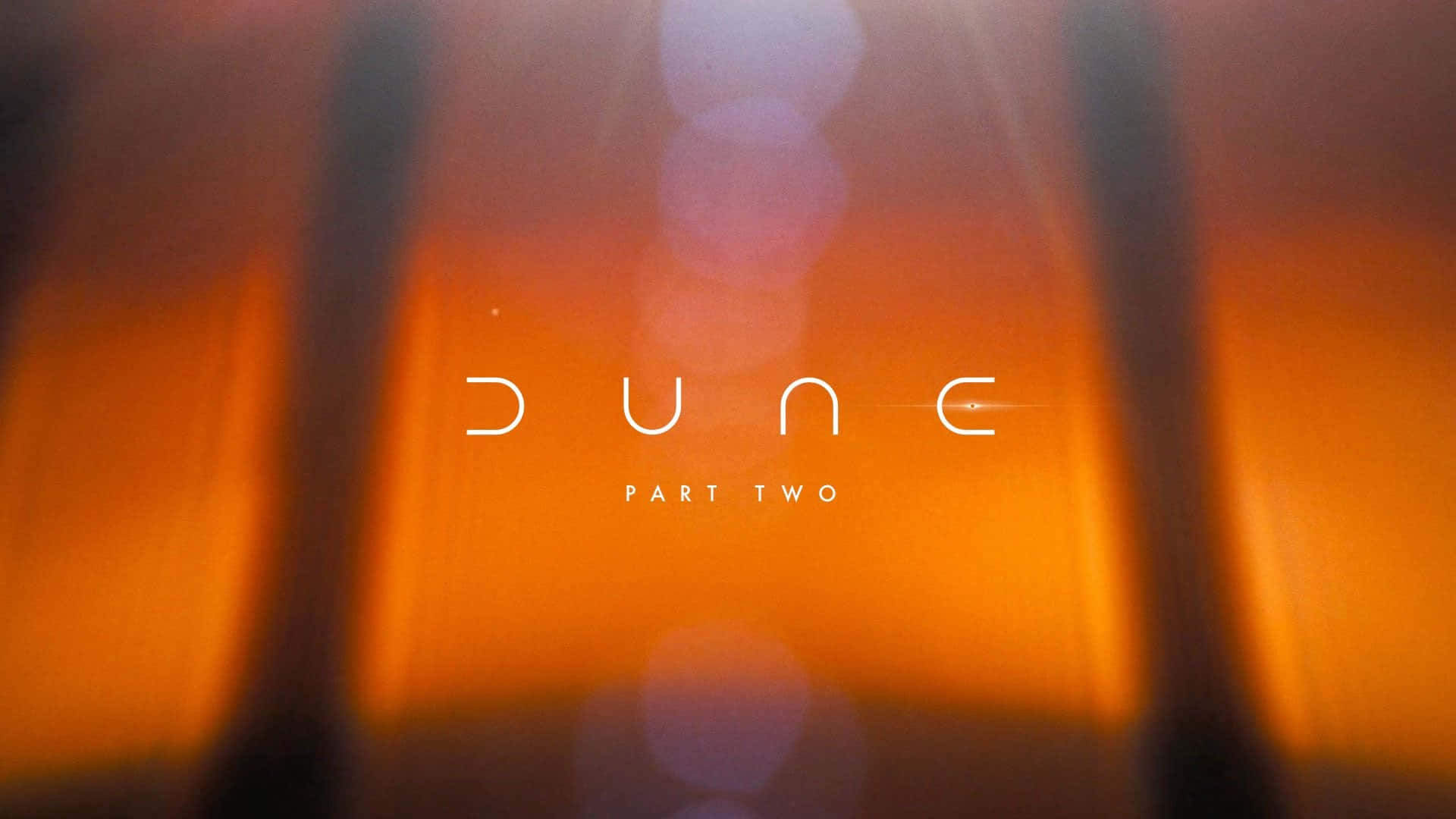  壁紙 — 標題 'Dune Part Two' 以極簡白色在溫暖的橙色漸變和柔和散景燈光中發光。
