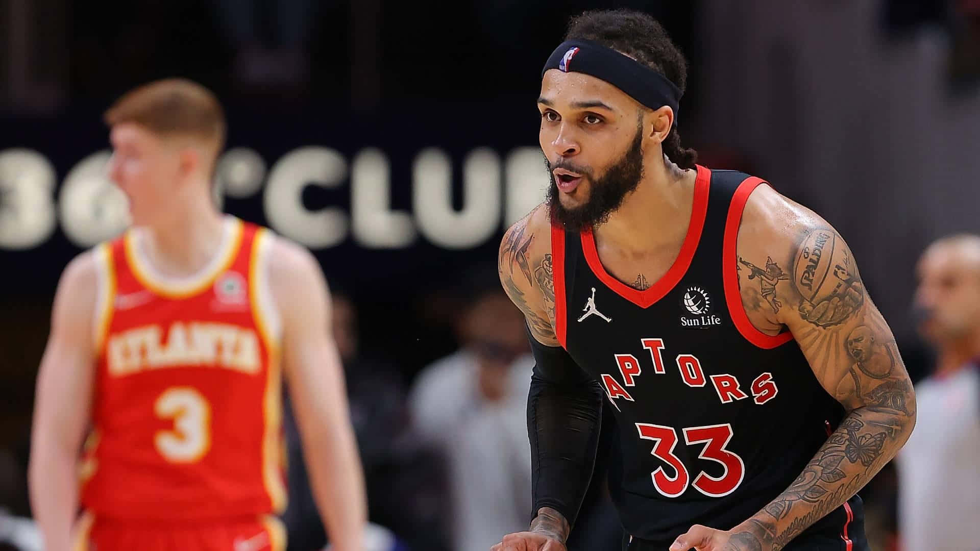 多倫多暴龍隊33號球員在籃球比賽中行動。 — NBA 壁紙