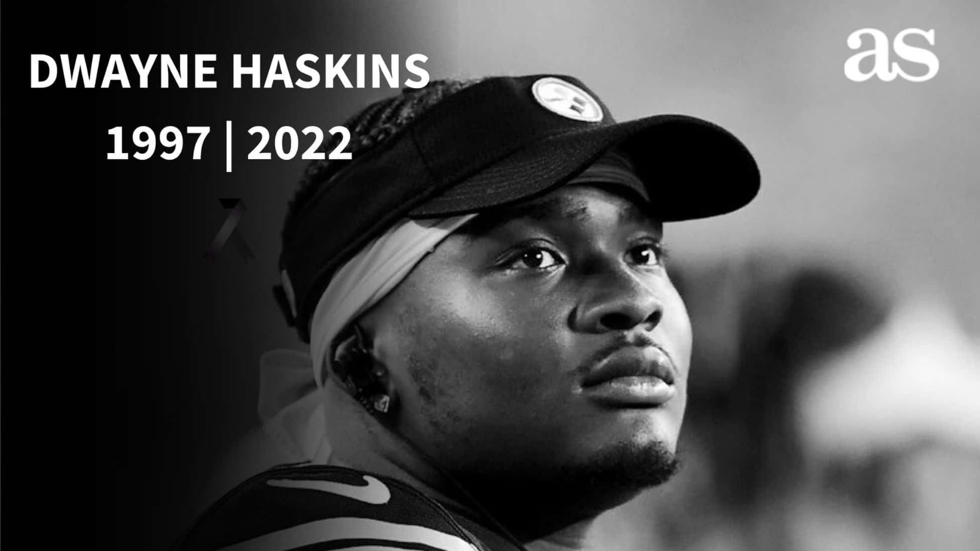 Football Players 桌布 壁紙 — Dwayne Haskins 的黑白肖像，他向上仰望，表情莊嚴，戴著帽子和球衣，上面有文字疊加標記著他從1997年到2022年的年份。