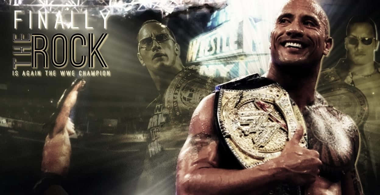 巨石強森 桌布 壁紙 — Dwayne Johnson 在明亮的場館燈光下得意地舉起WWE冠軍腰帶，文字寫著『終於THE ROCK再次成為WWE冠軍』。