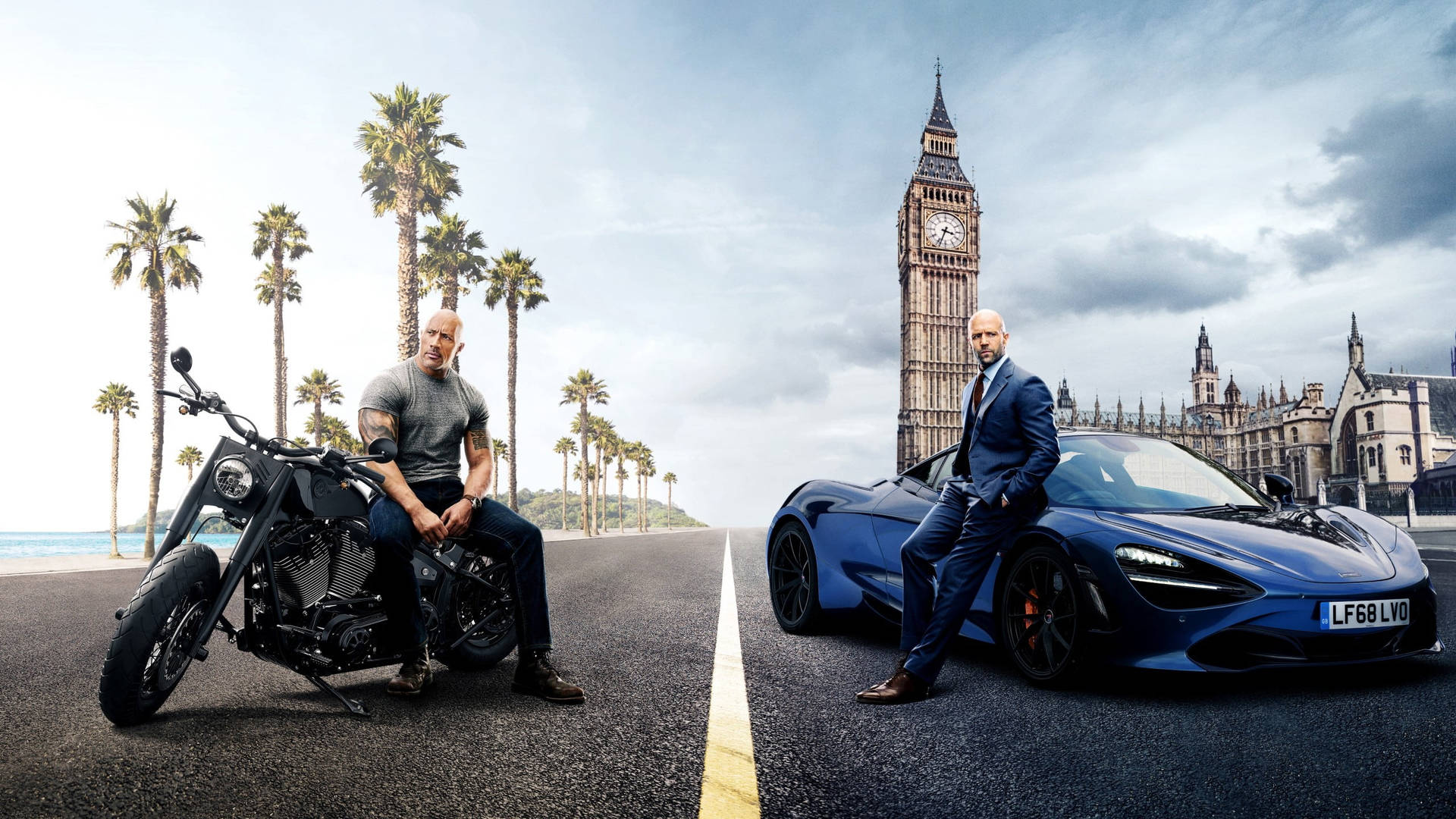 Dwayne Johnson 坐在摩托車上，旁邊是藍色跑車，背景有大笨鐘。