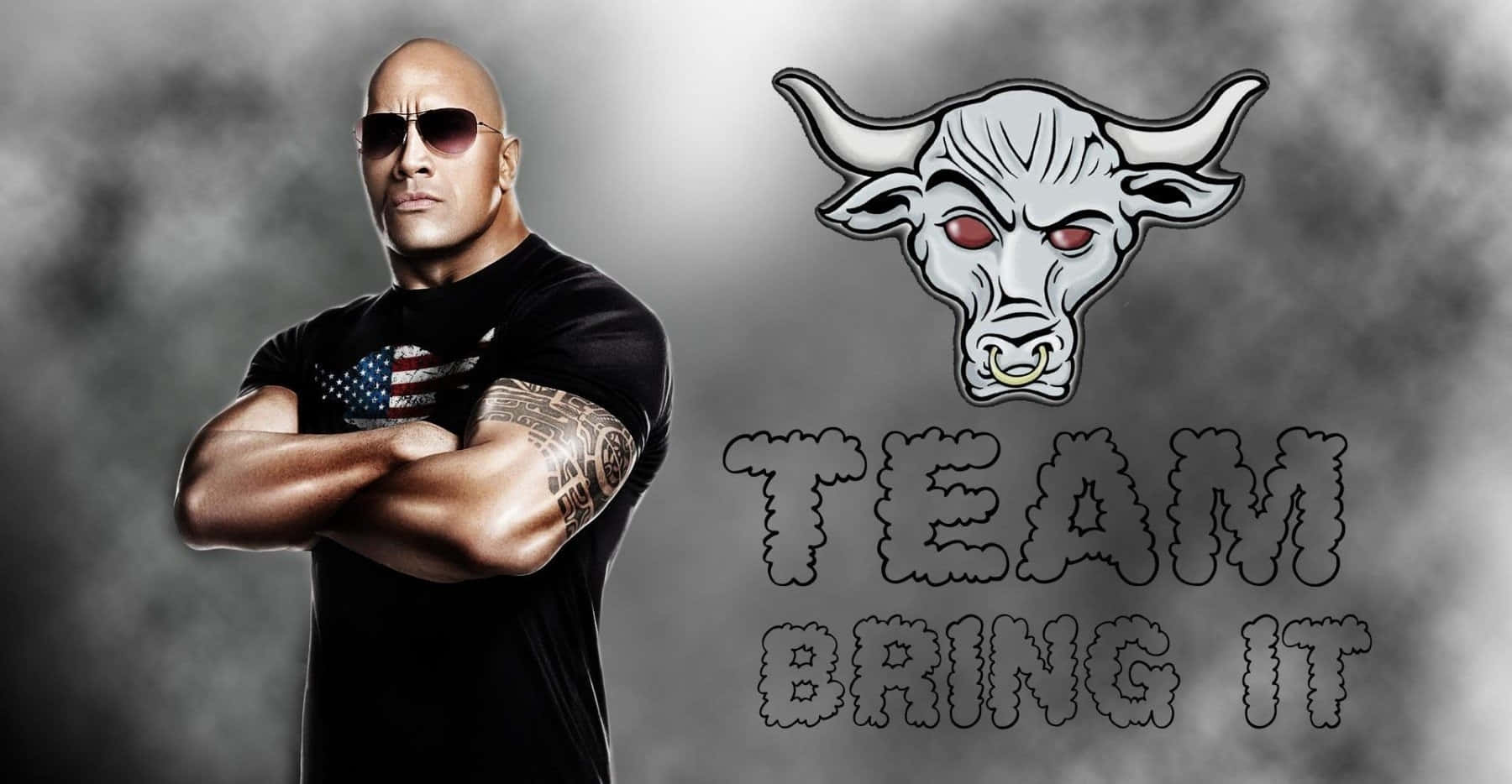 The Rock 桌布 壁紙 — Dwayne Johnson 戴著太陽眼鏡和黑色襯衫，自信地交叉雙臂站在一個風格化的公牛標誌和粗體文字「TEAM BRING IT」旁邊，背景是煙霧般的灰色。