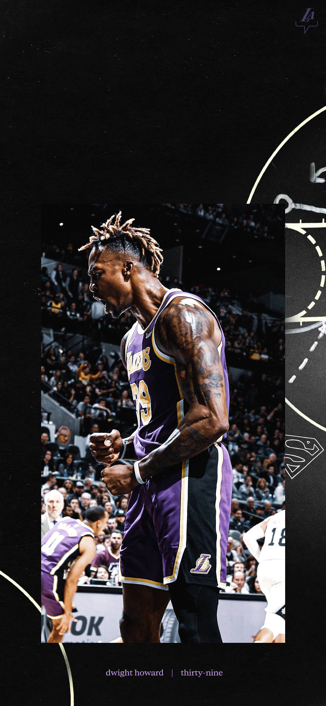 籃球 桌布 壁紙 — Dwight Howard 身穿紫色湖人球衣，身後有群眾，在籃球場上激烈地站立。