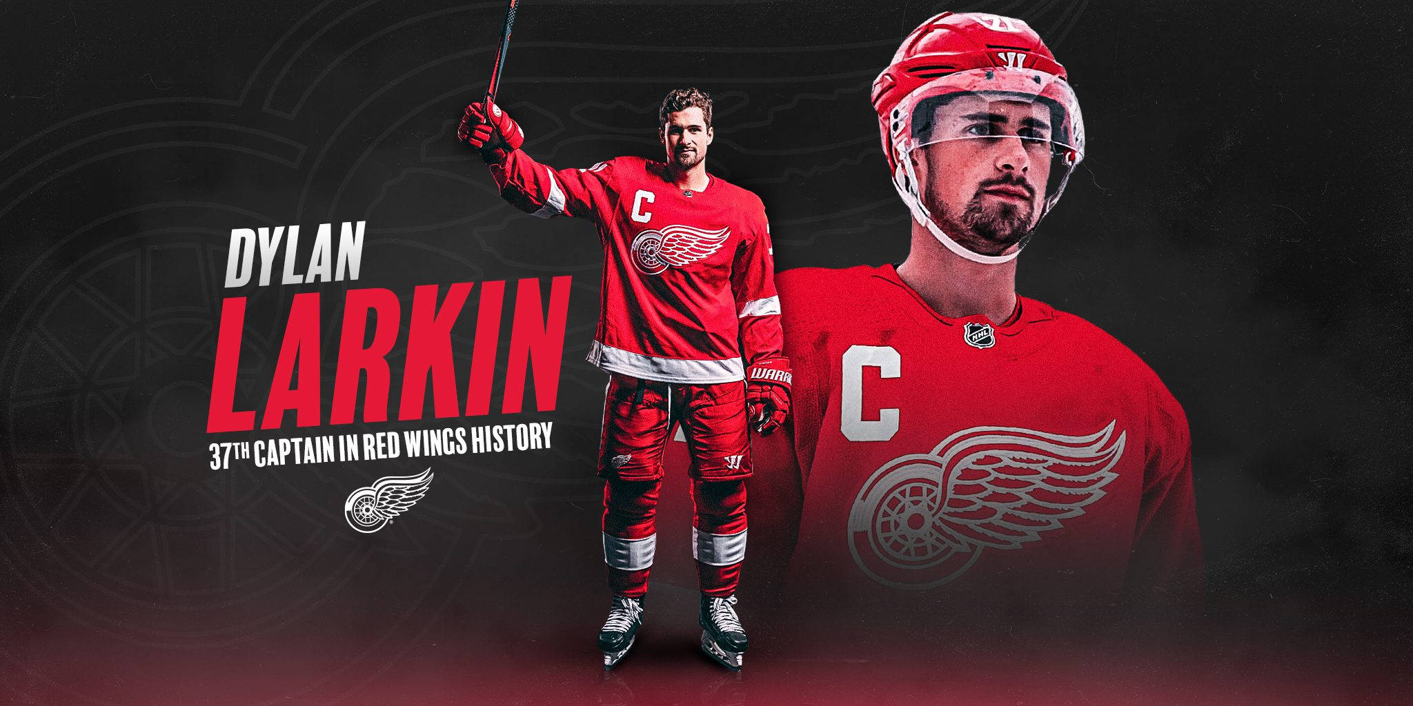 hockey 桌布 壁紙 — Dylan Larkin 身穿紅色底特律紅翼球衣，作為隊長高舉球棍，配以粗體文字和球隊標誌，背景為深色漸變。