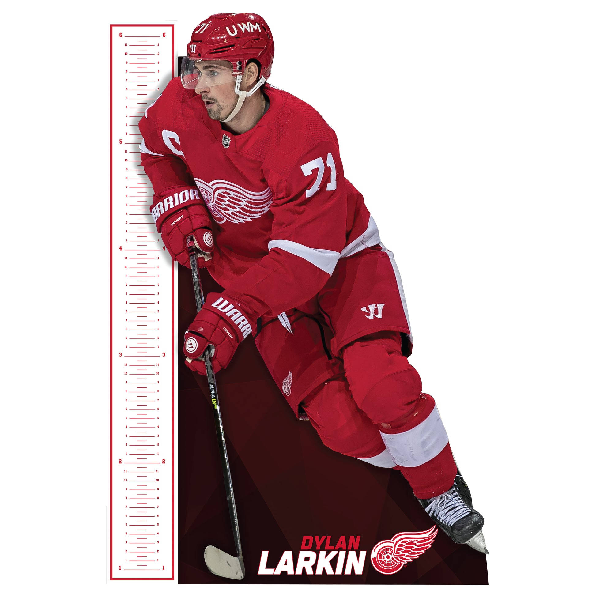 hockey 桌布 壁紙 — Dylan Larkin 身穿紅色底特律紅翼球衣，蹲在身高尺旁，手持曲棍球棍。