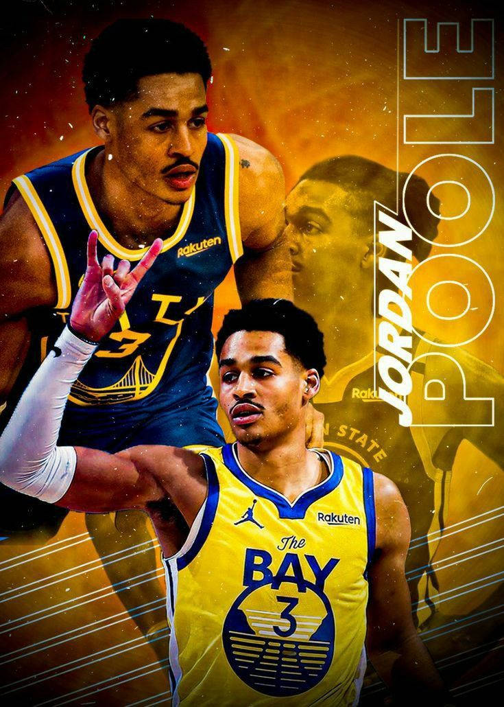Jordan Poole 身穿金州勇士隊球衣，在火熱的背景前做手勢。