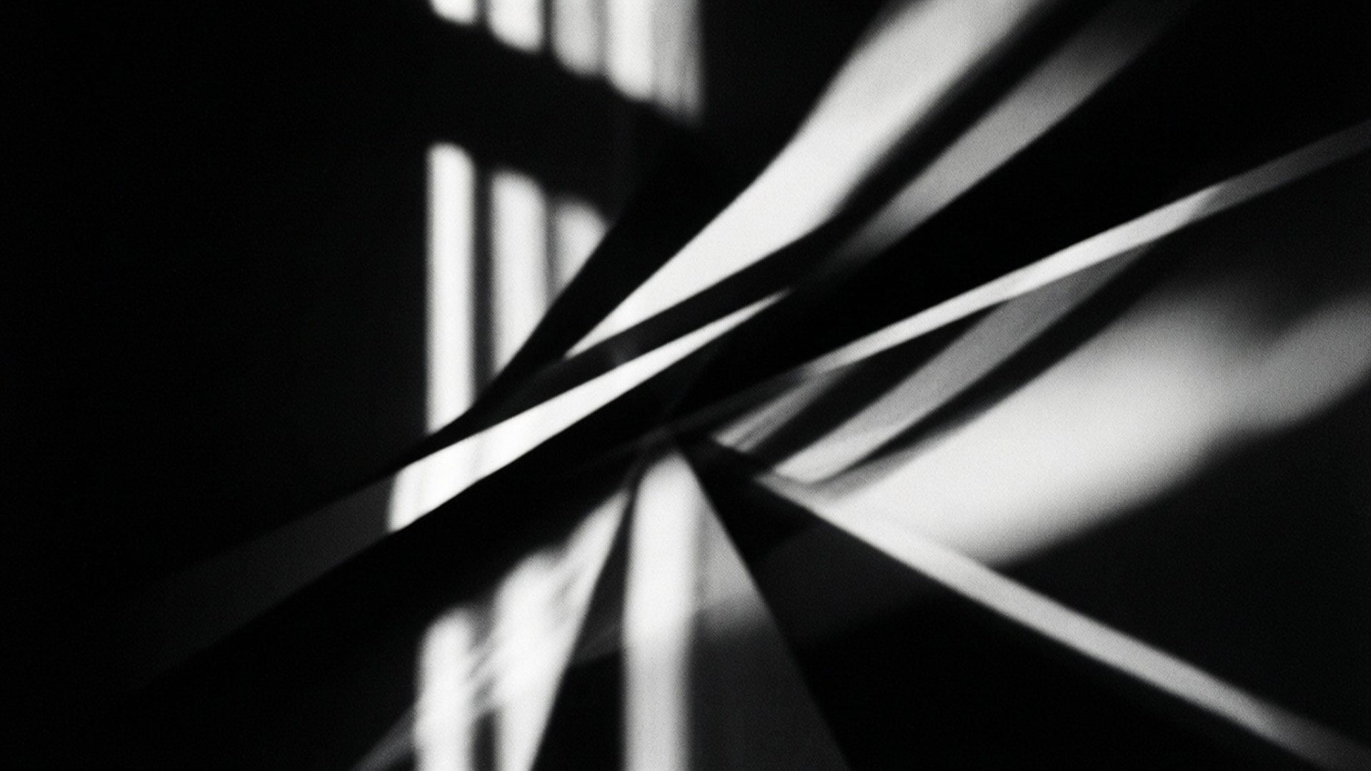 Monochrome Lines 壁紙 — 動態黑白抽象圖案，尖銳的對角線光束穿過深邃的陰影。