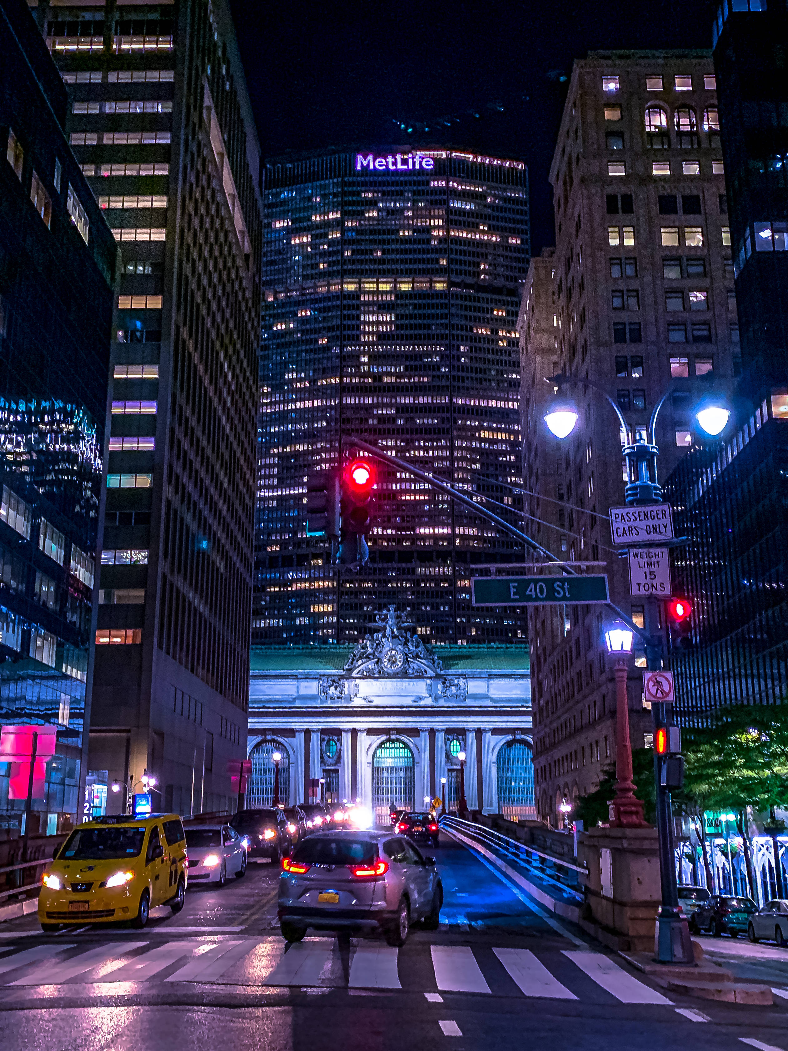Nyc 桌布 壁紙 — E 40 St 充滿活力的夜景，閃爍的摩天大樓、車流和路燈下的黃色計程車。