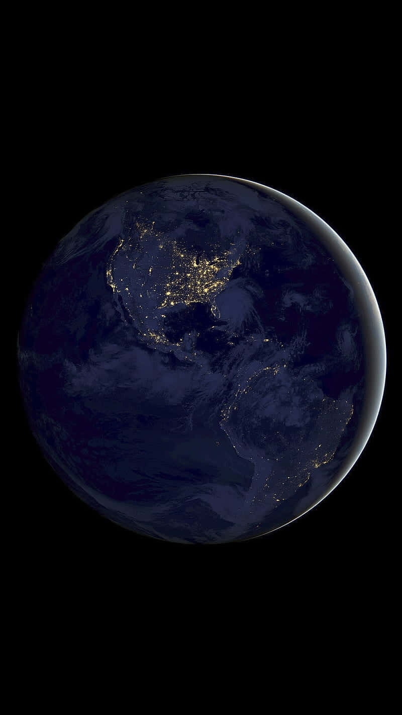  壁紙 — 從太空夜間觀看地球，大陸上閃爍的城市燈光映襯著黑暗虛空。