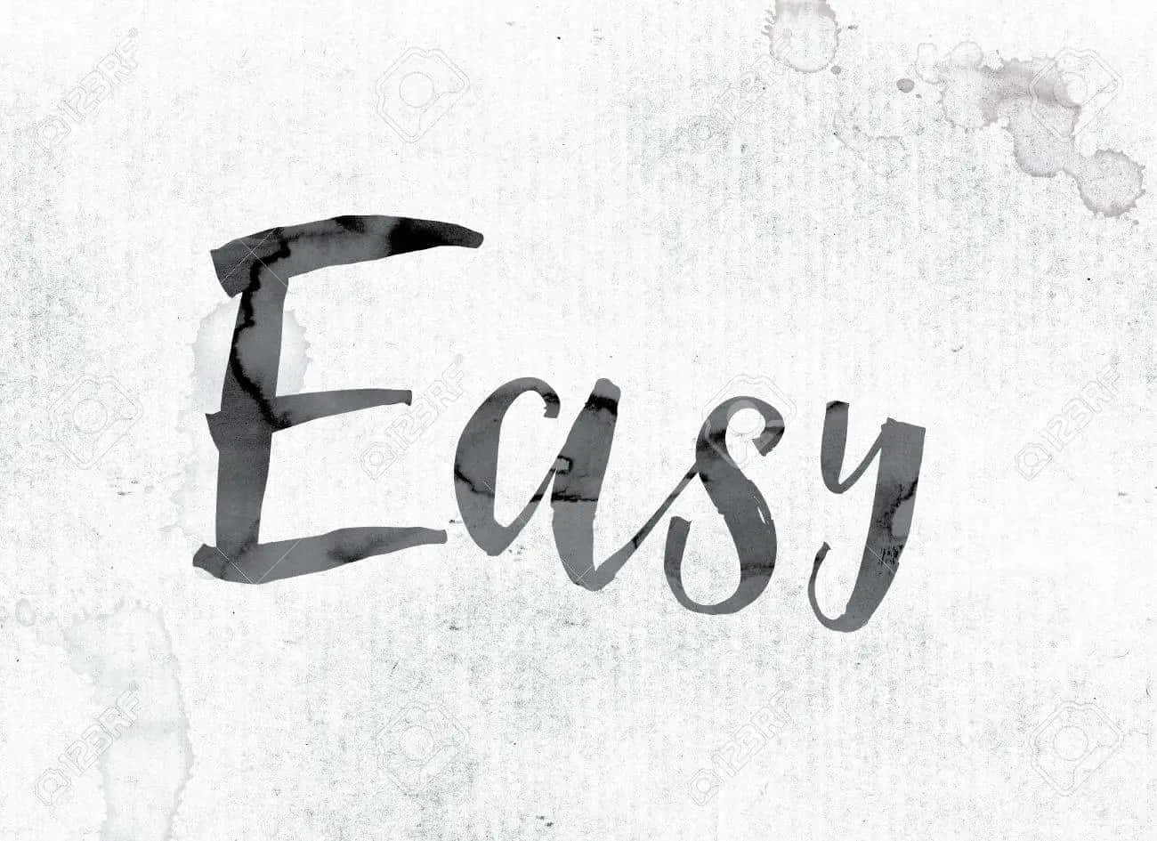 簡單 桌布 壁紙 — 「Easy」一詞以粗體黑色刷字書寫在帶有紋理的白色紙張上，並帶有水彩潑濺效果。