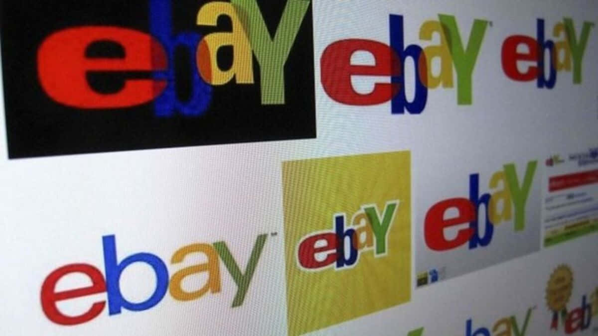 品牌 桌布 壁紙 — eBay 標誌在電腦螢幕上以彩色變化重複的特寫，可見像素網格。