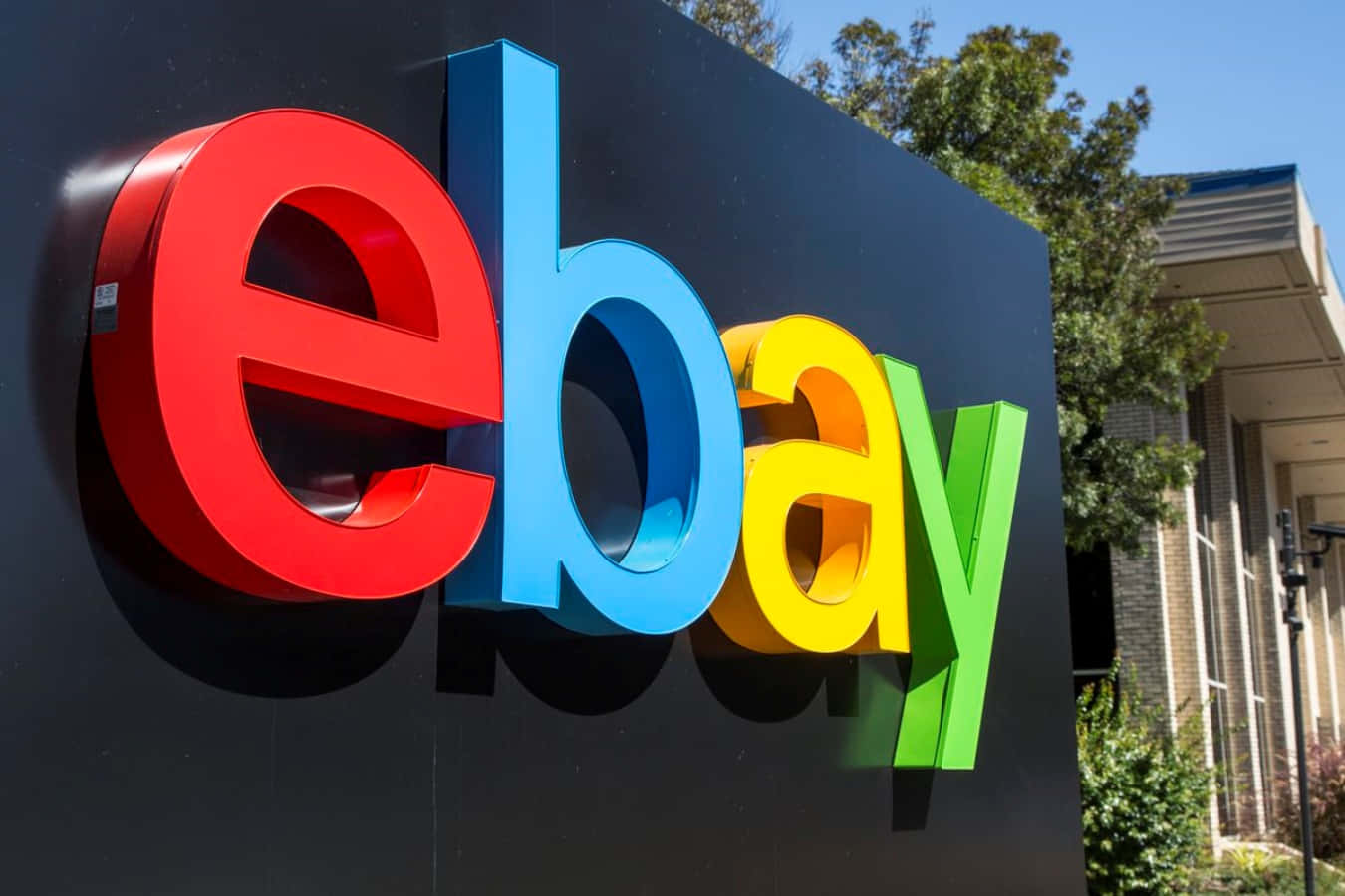 eBay的標誌出現在一棟建築外 壁紙