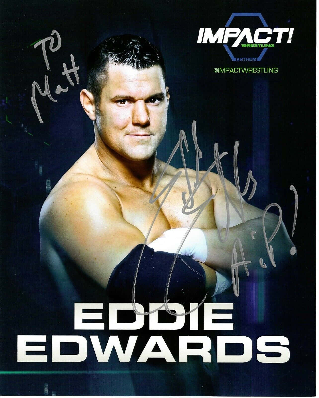 摔角 桌布 壁紙 — Eddie Edwards 在黑暗背景下，於一張簽名的 Impact Wrestling 宣傳照中，赤裸上身交叉雙臂擺姿勢。