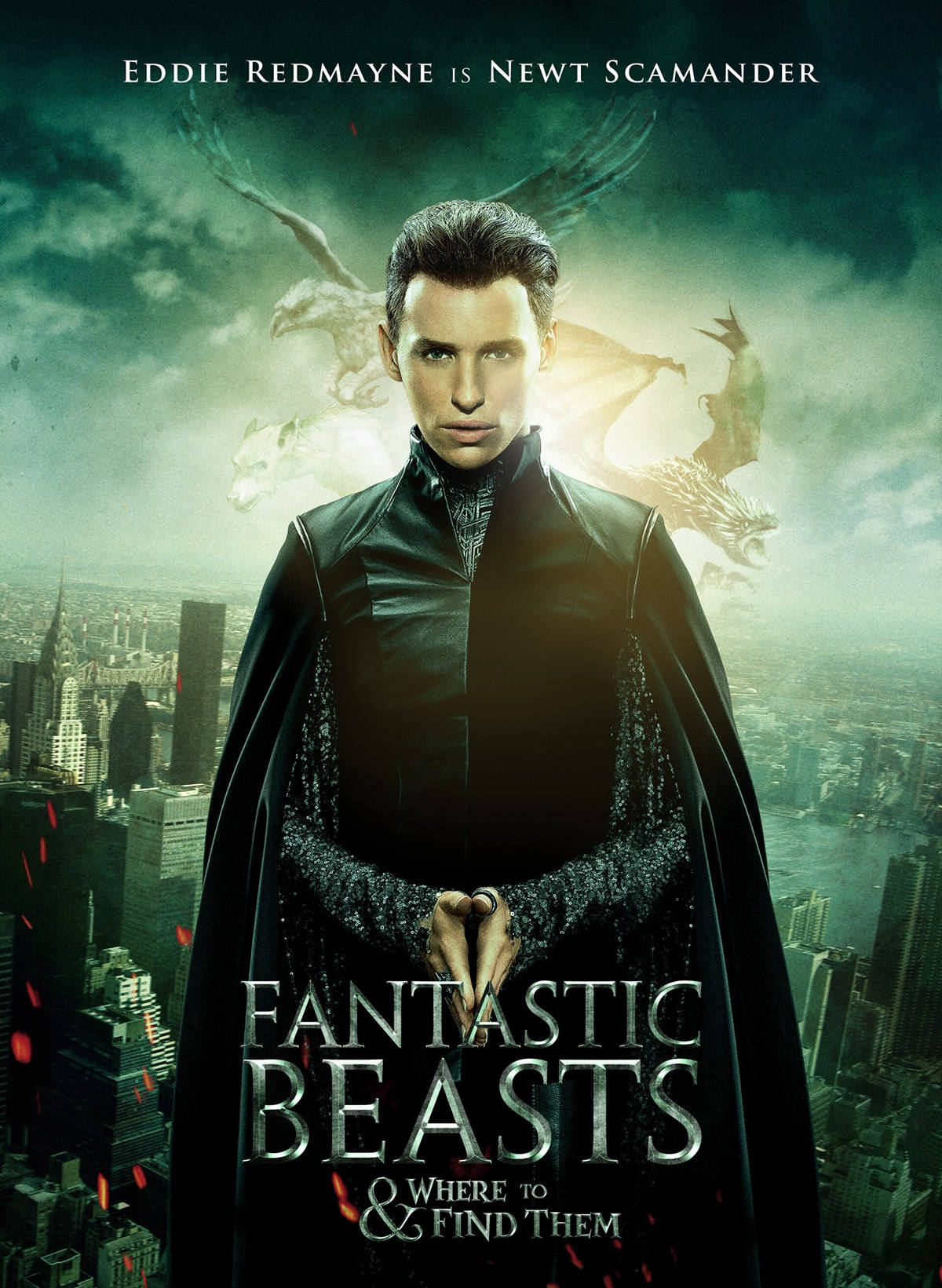 電影動圖 桌布 壁紙 — Eddie Redmayne 飾演的紐特·斯卡曼德身穿深色斗篷，站在風暴肆虐的城市景觀前，魔法野獸在上空翱翔。