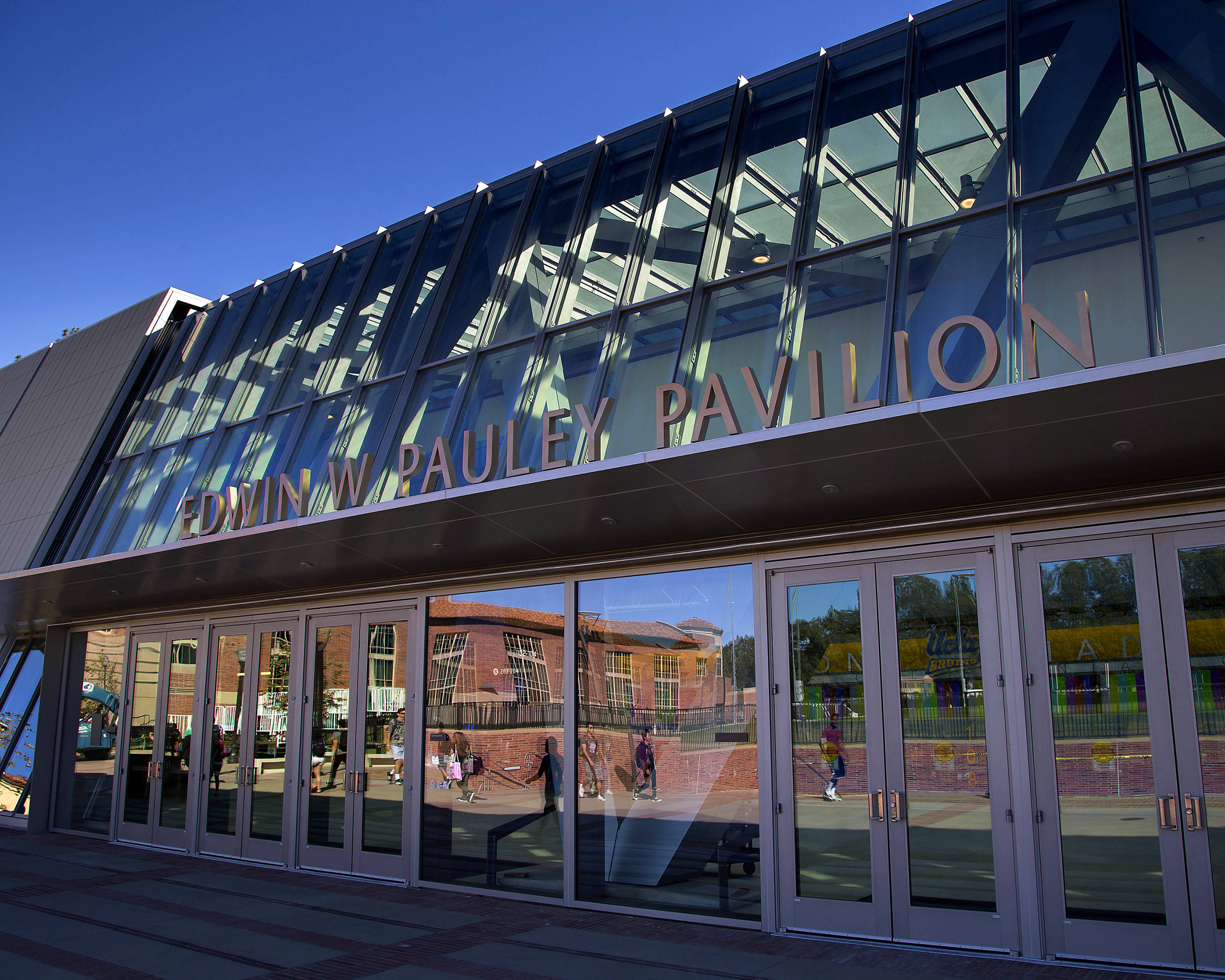 藍色 桌布 壁紙 — Edwin W Pauley Pavilion 的現代玻璃外牆，在清澈的藍天下，反射出人群和球場。
