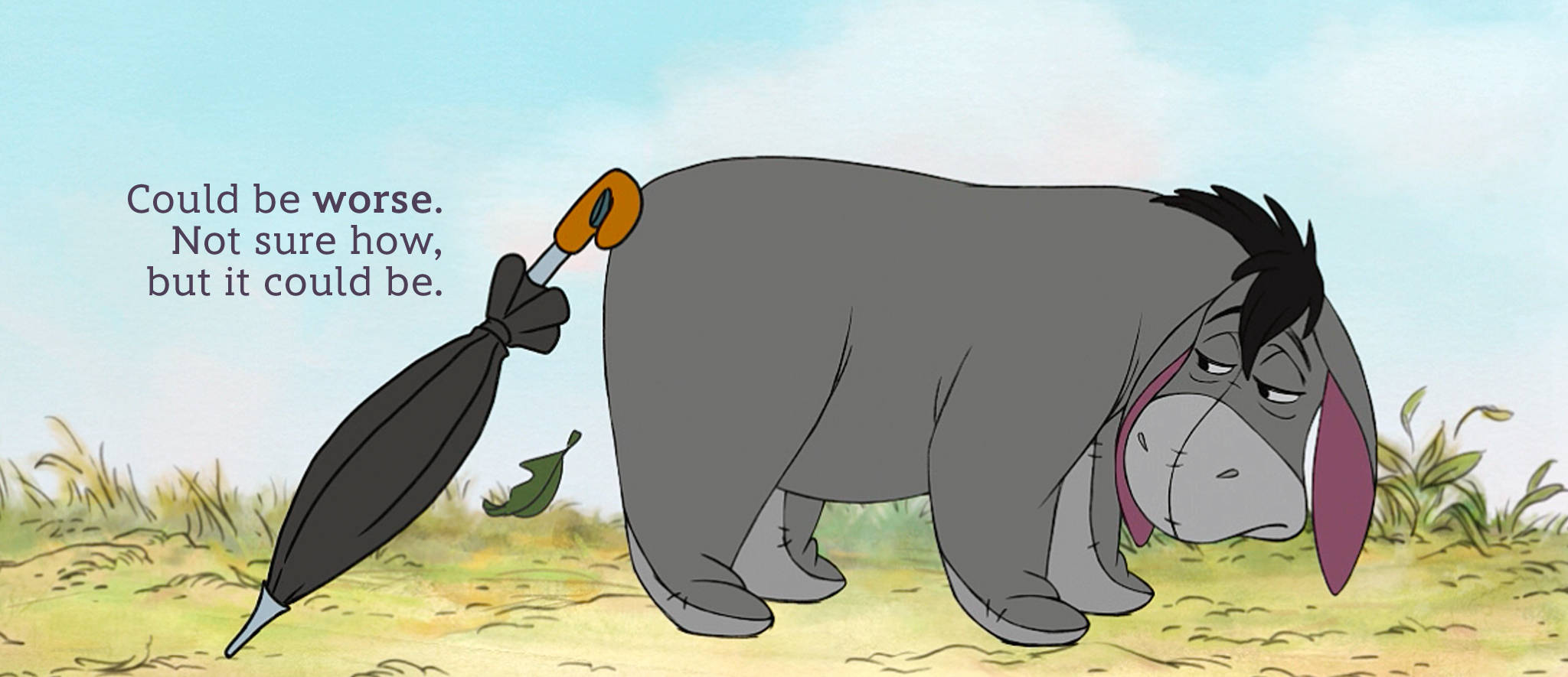 Eeyore 桌布 壁紙 — Eeyore 這頭憂鬱的驢子站在草地上，拿著一把破傘，表情無奈。