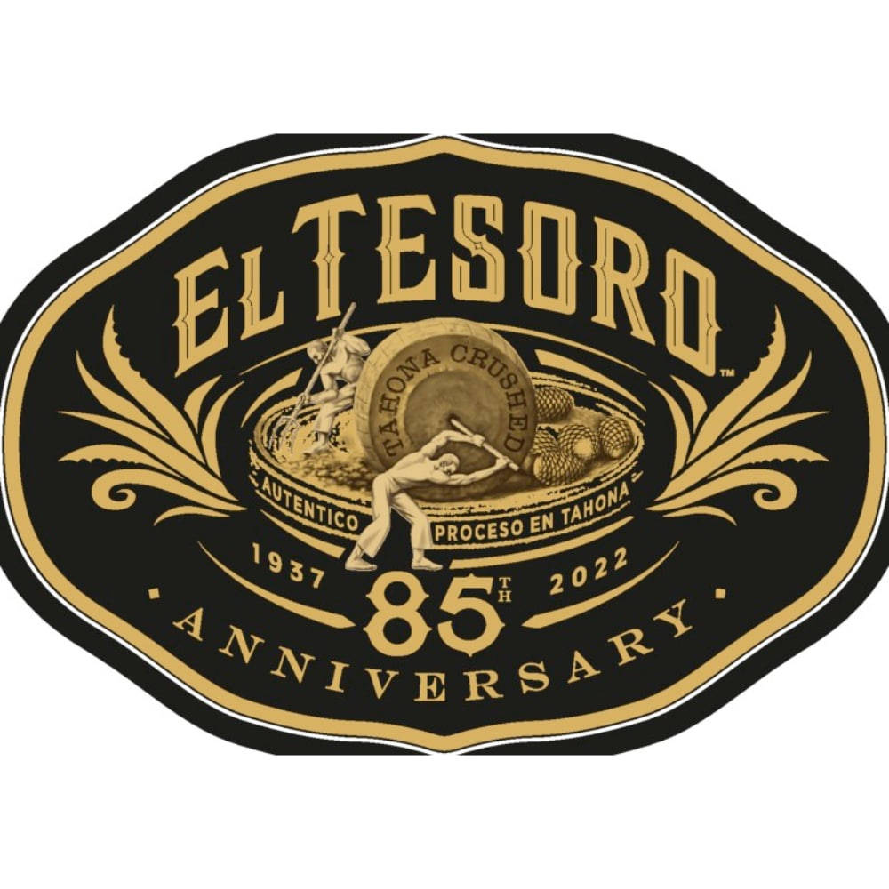 alcohol 桌布 壁紙 — El Tesoro 85 週年黑金橢圓標誌，描繪兩人壓碎龍舌蘭的場景，附有文字和華麗裝飾。