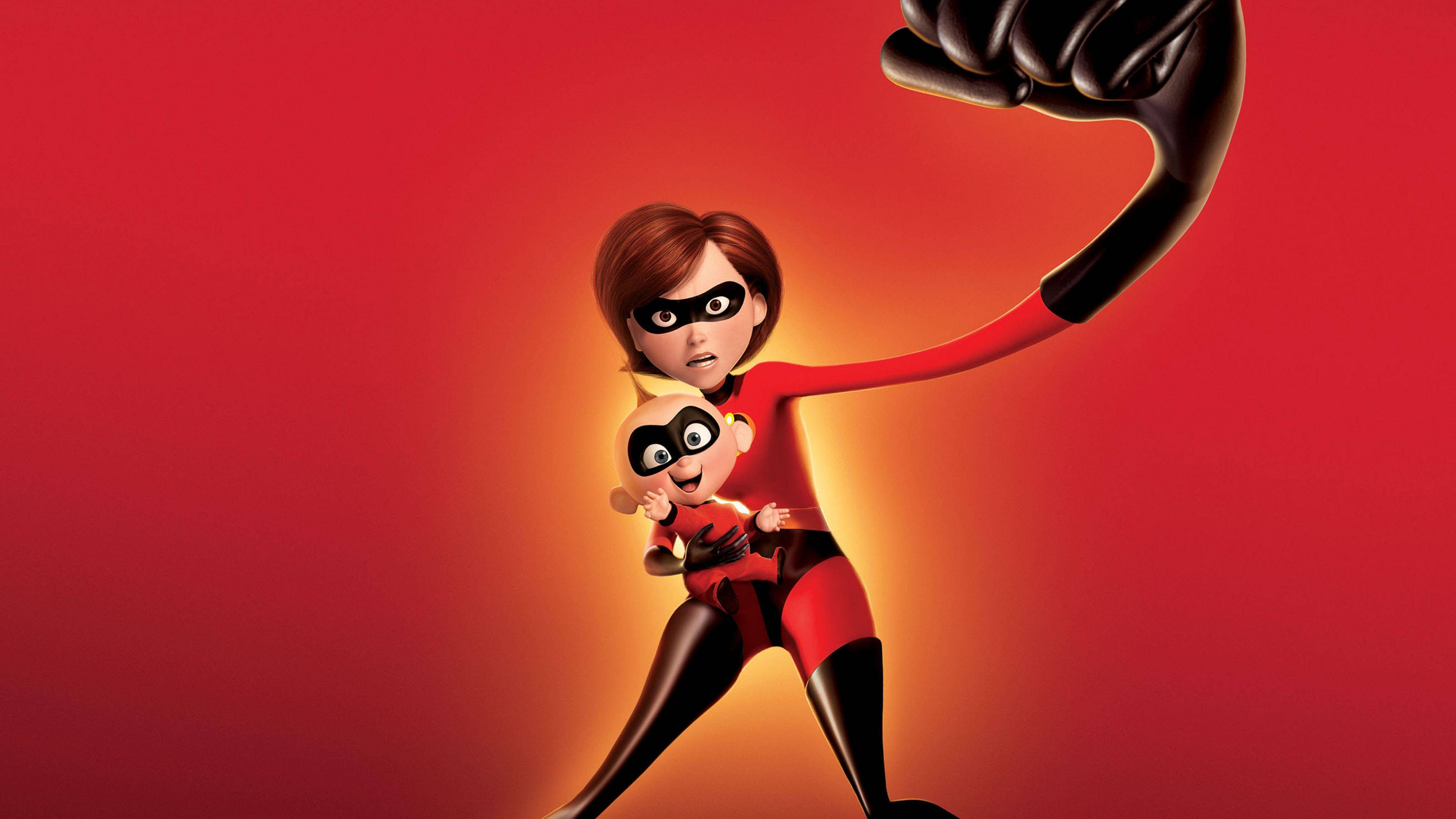 超人特攻隊 桌布 壁紙 — Elastigirl 身穿紅色超級英雄服裝，抱著嬰兒 Jack-Jack，一隻巨大的黑色拳頭在他們上方隱現，背景是火紅漸變色。