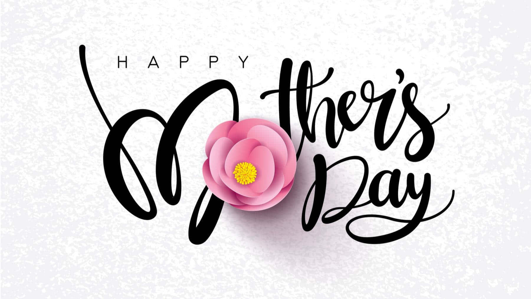  壁紙 — 優雅的黑色書法拼出「Happy Mother's Day」，搭配一朵帶有黃色花心的3D粉紅色紙花，置於有紋理的白色背景上。