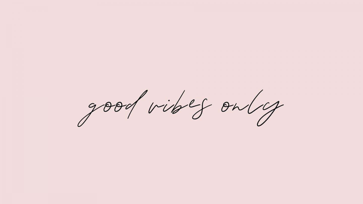  壁紙 — 優雅的黑色草書文字，內容為 good vibes only，居中顯示在柔和的粉紅色背景上。