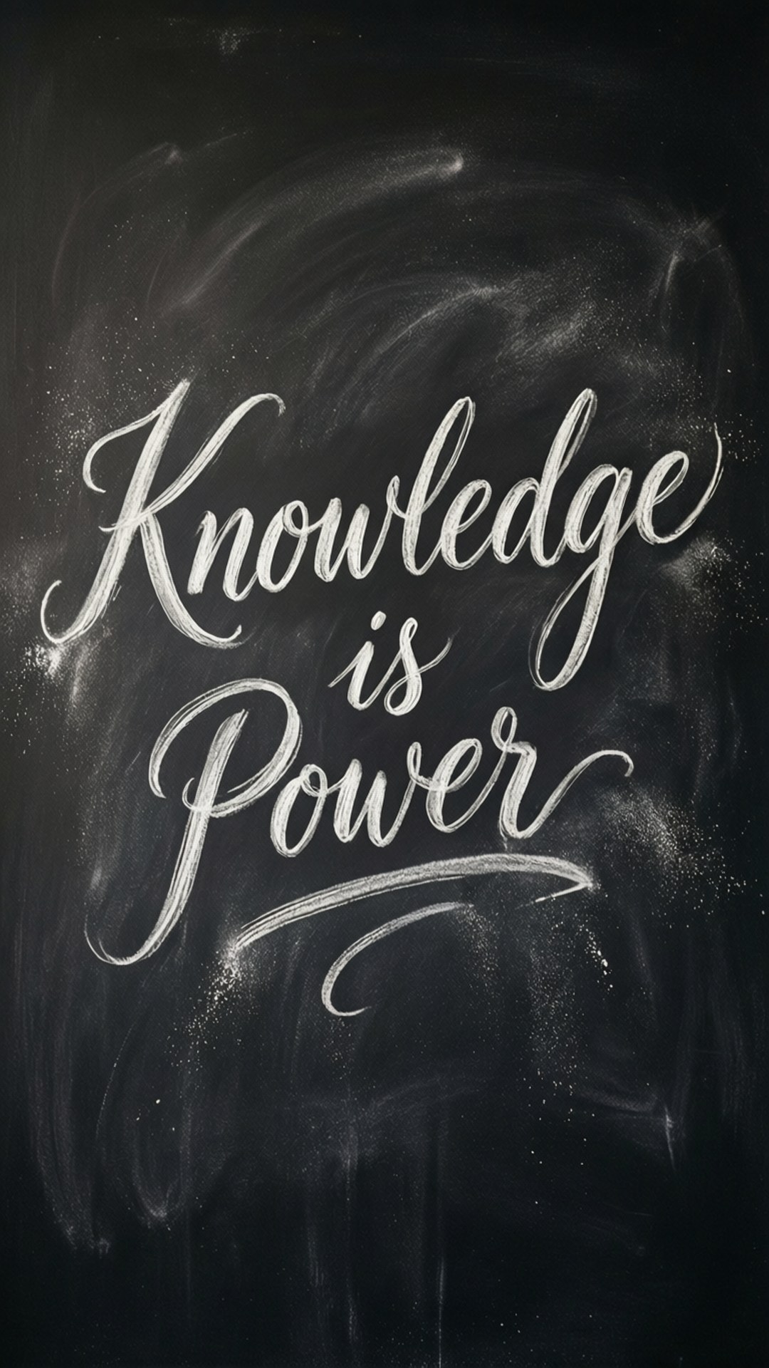 Knowledge is Power 壁紙 — 優雅的白色粉筆字體在紋理深色黑板表面上寫著「Knowledge is Power」。