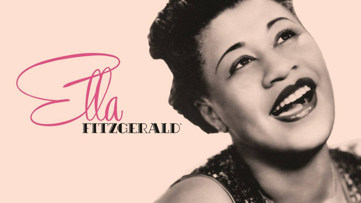 Ella 桌布 壁紙 — Ella Fitzgerald 在復古棕褐色調肖像中燦爛微笑，她的名字以粉紅色字體寫在旁邊。