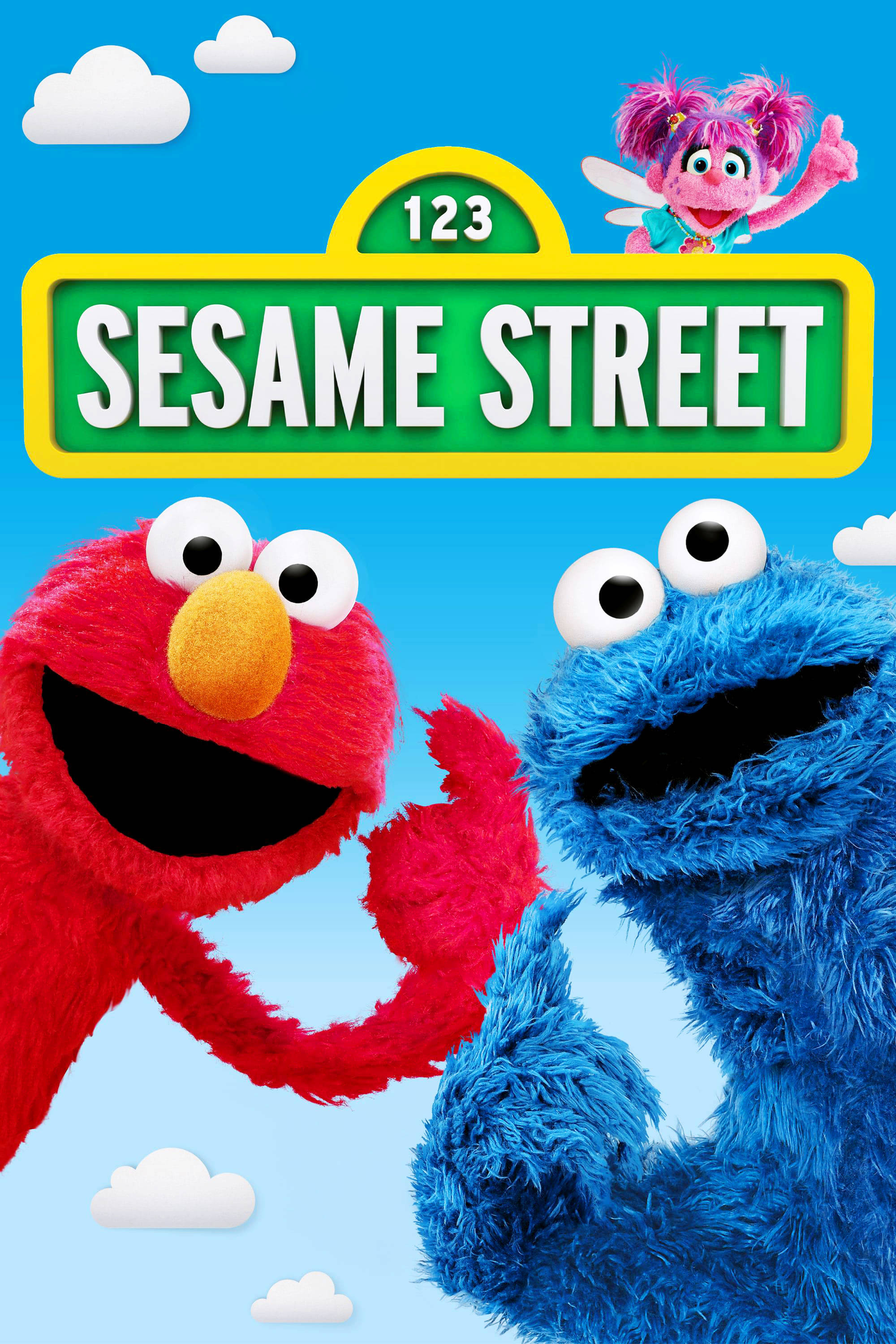 Sesame Street 桌布 壁紙 — Elmo 和 Cookie Monster 在明亮的藍天下，伴隨著標誌性的芝麻街標誌和 Abby Cadabby 在上方，愉快地揮手。