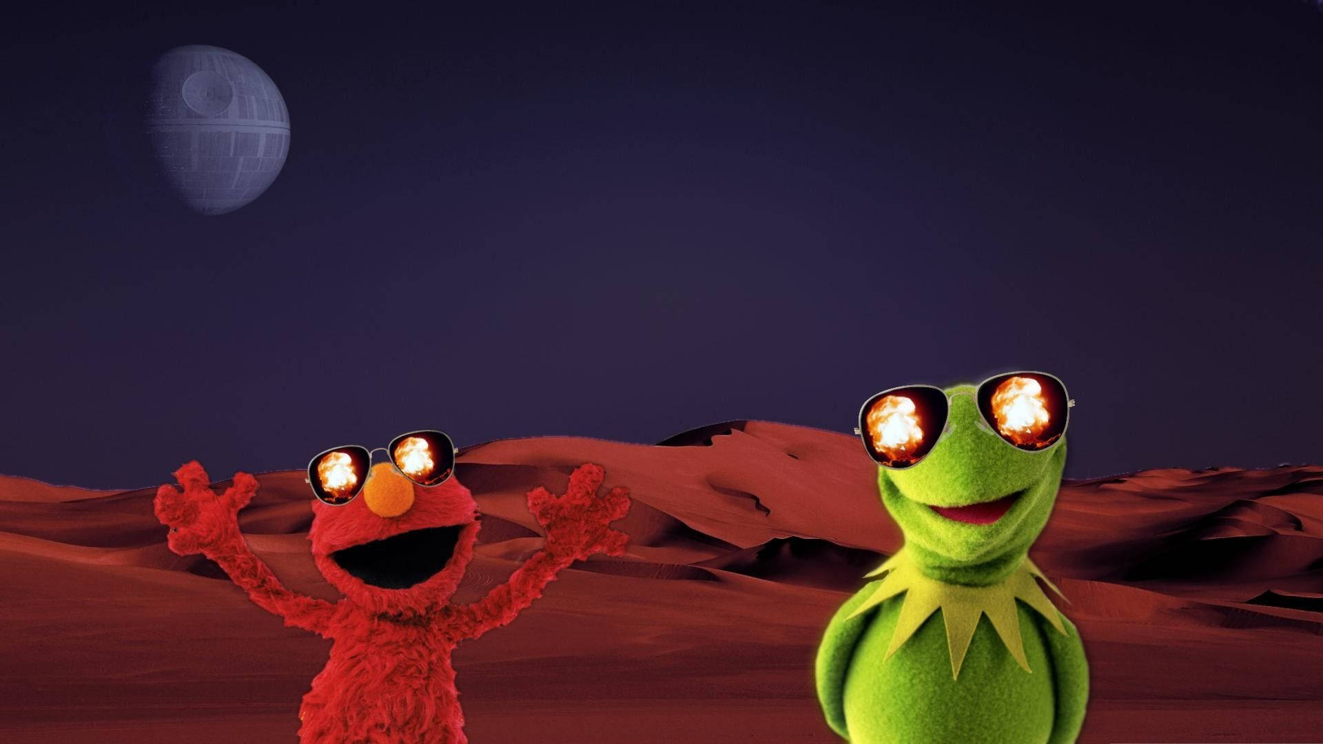 Elmo 桌布 壁紙 — Elmo 和青蛙 Kermit 戴著帶火焰鏡片的太陽眼鏡，在紅色沙漠中、死星下愉快地擺姿勢。