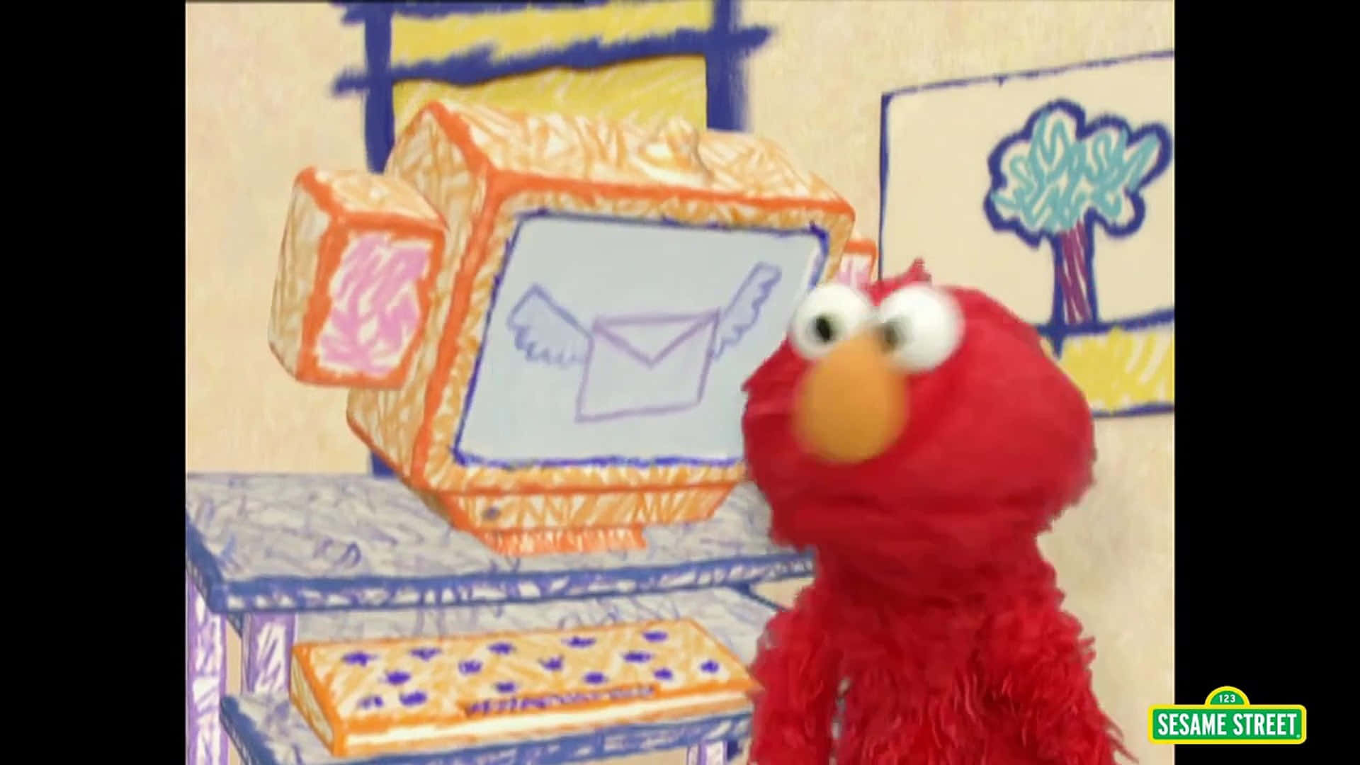 Elmo 桌布 壁紙 — Elmo 坐在一部像孩子用蠟筆畫的電腦旁邊，電腦顯示一個有翼的信封。