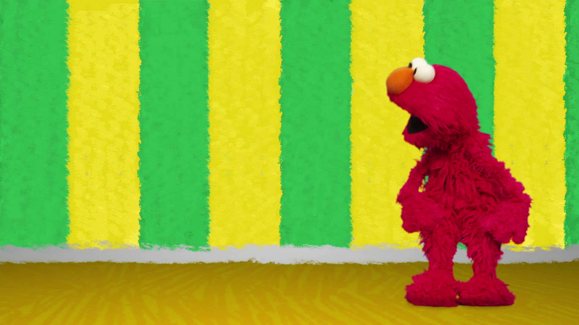 Elmo 桌布 壁紙 — Elmo 站在充滿活力的綠色和黃色條紋牆前，表情愉悅。