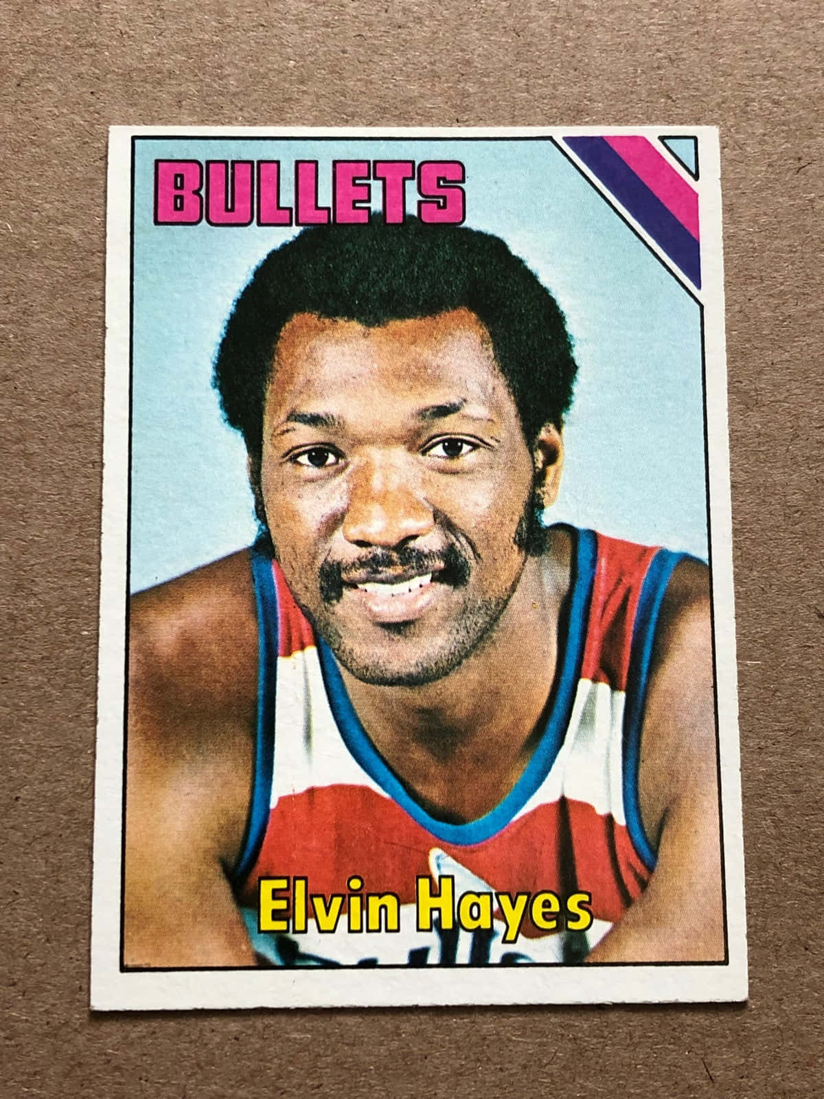 棕色背景上的復古 Elvin Hayes 子彈隊籃球交易卡。 — NBA 壁紙