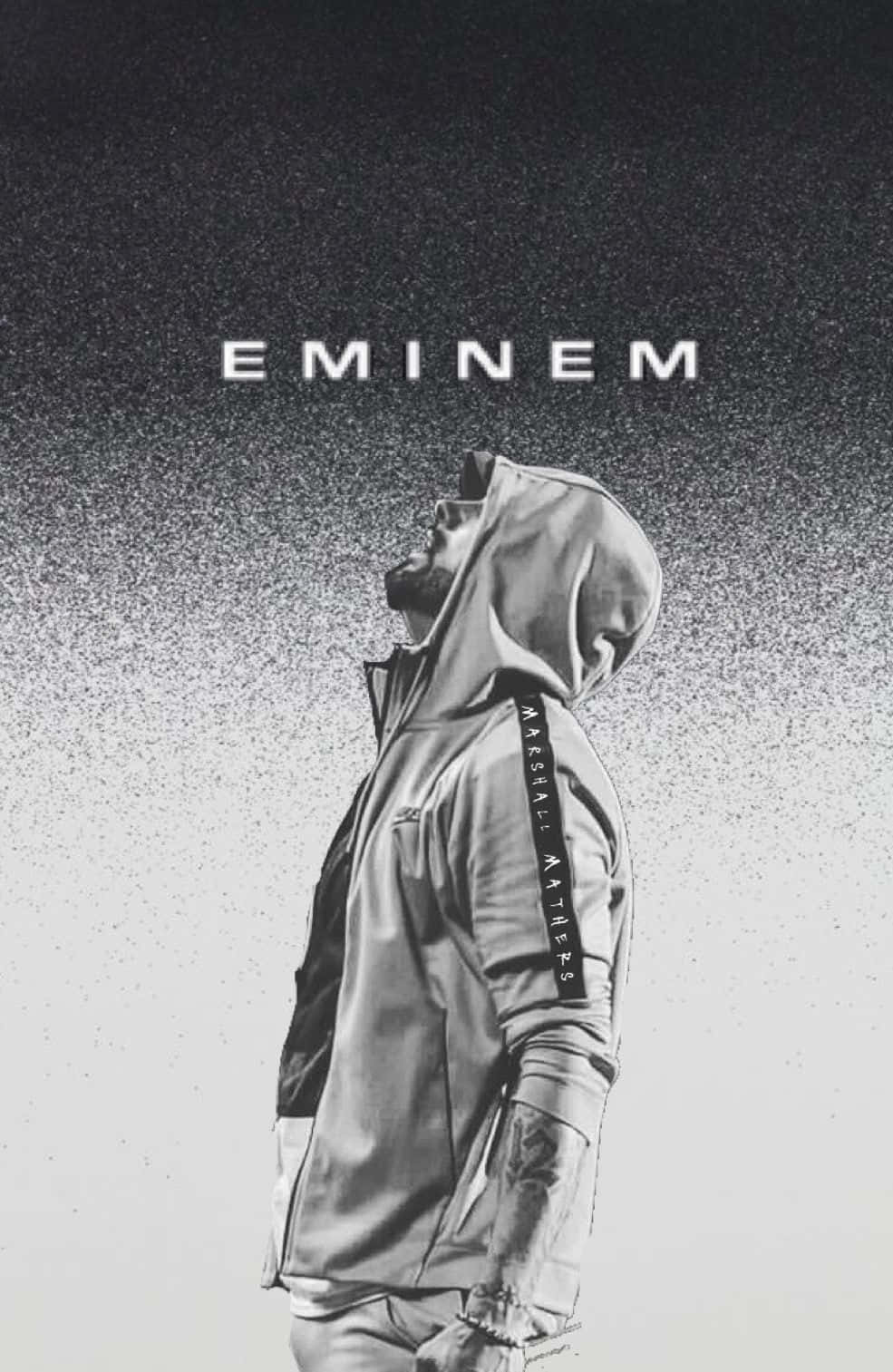 阿姆 桌布 壁紙 — Eminem 側身站立，身穿連帽衫，頭部向上傾斜，背景為斑點黑白。